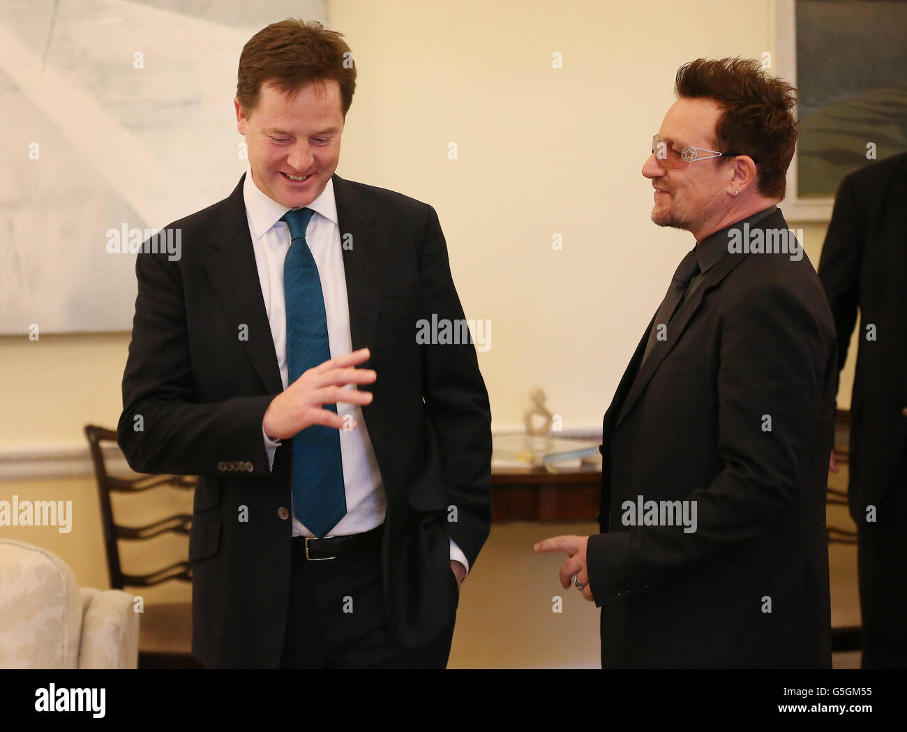 Nick Clegg e il frontman degli U2 Bono durante la loro discussione sui temi dello sviluppo internazionale presso l'ufficio del vice primo ministro di Londra. Foto Stock