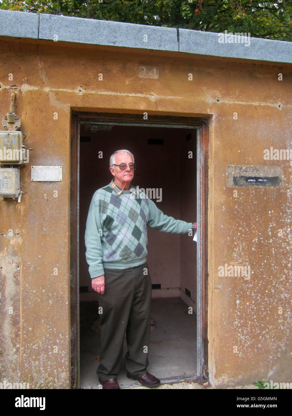 Keith Eldred, 77 anni, visita il primo negozio di bombe atomiche del Regno Unito a Thetford Heath, Barnham, Suffolk, che è tra quasi 6,000 edifici e siti storici a rischio di essere persi, ha detto l'English Heritage. Foto Stock