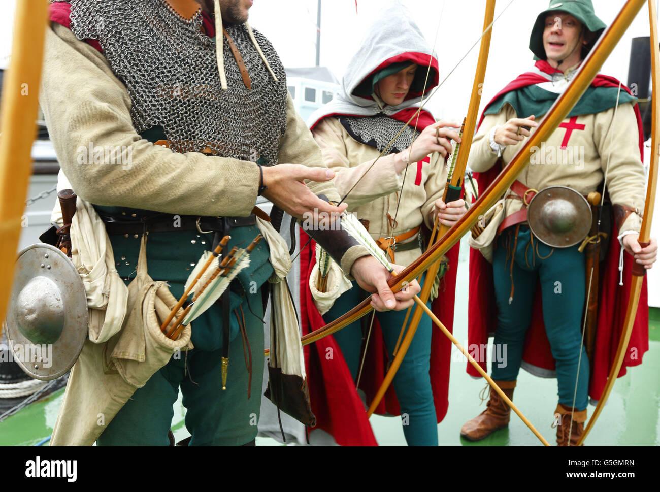 I membri del Purbrook Bowmen in Tudor Dress si preparano a imbarcarsi in una crociera per celebrare il 30° anniversario dell'innalzamento della Mary Rose presso il porto della Royal Navy a Portsmouth. PREMERE ASSOCIAZIONE foto. Data immagine: Giovedì 11 ottobre 2012. L'ammiraglia di Enrico VIII affondò nel Solento nel 1545 e fu innalzata nel 1982. Un nuovo museo che ospita il relitto e i manufatti aprirà in città il prossimo anno. Il credito fotografico dovrebbe essere: Chris Ion/PA Wire Foto Stock