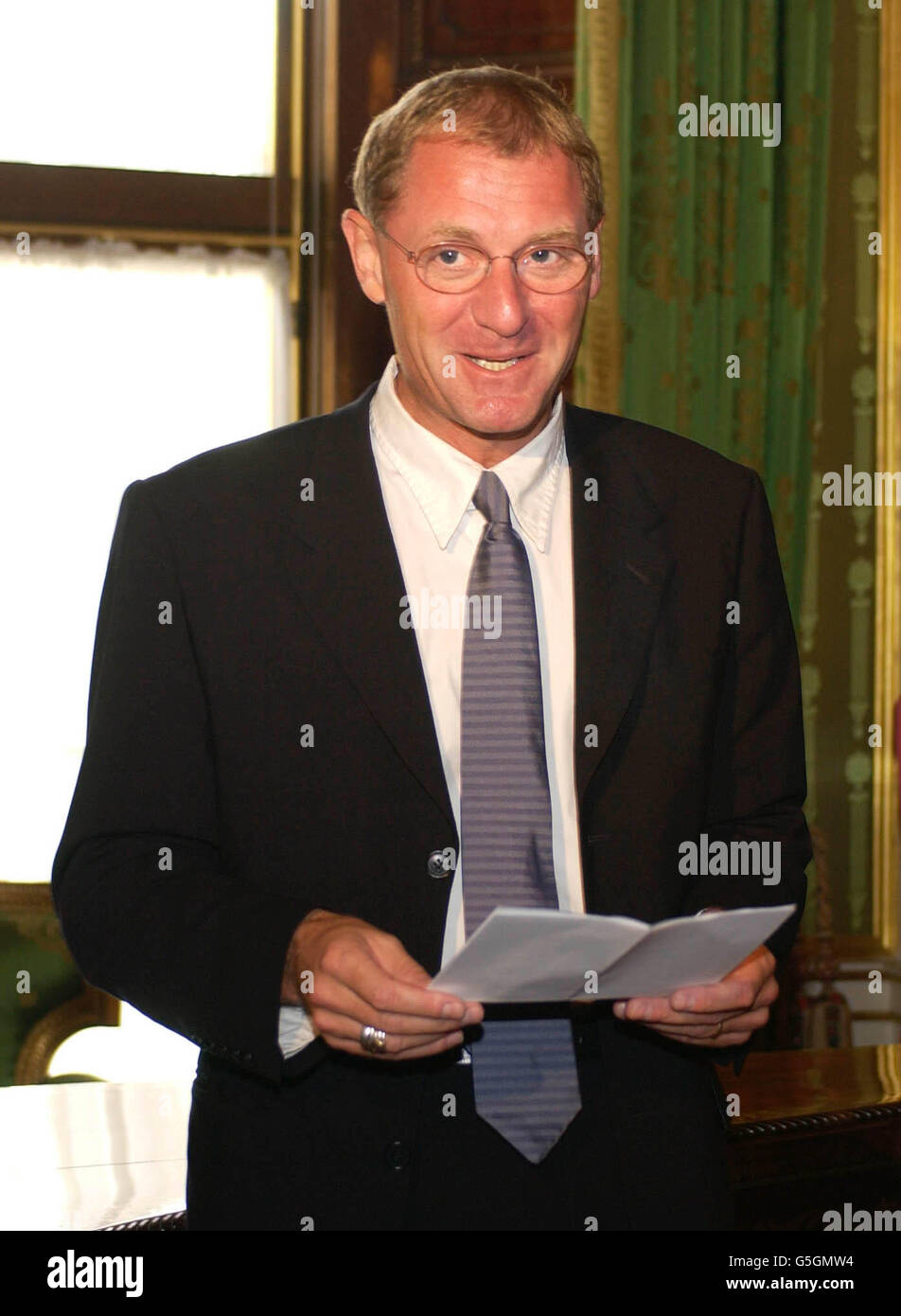 Il poeta Laureate Andrew Motion durante il lancio del Concorso di poesia del Giubileo d'oro della Regina a Buckingham Palace. Gli allievi che hanno le poesie migliori, giudicati da Motion, vinceranno una medaglia speciale presentata a Buckingham Palace dalla Regina. * che il prossimo anno festeggia 50 anni sul trono. 15/02/02 il poeta Laureato Andrew Motion che ha scritto una poesia per commemorare la vita della principessa Margherita. 23/04/2003: Il poeta Laureato Andrew Motion che ha assegnato la Medaglia d'Oro della Regina 2003 per la Poesia al poeta UA Fanthorpe, Buckingham Palace ha detto mercoledì 23 aprile 2003. Premiato con William Shakespeare's. Foto Stock