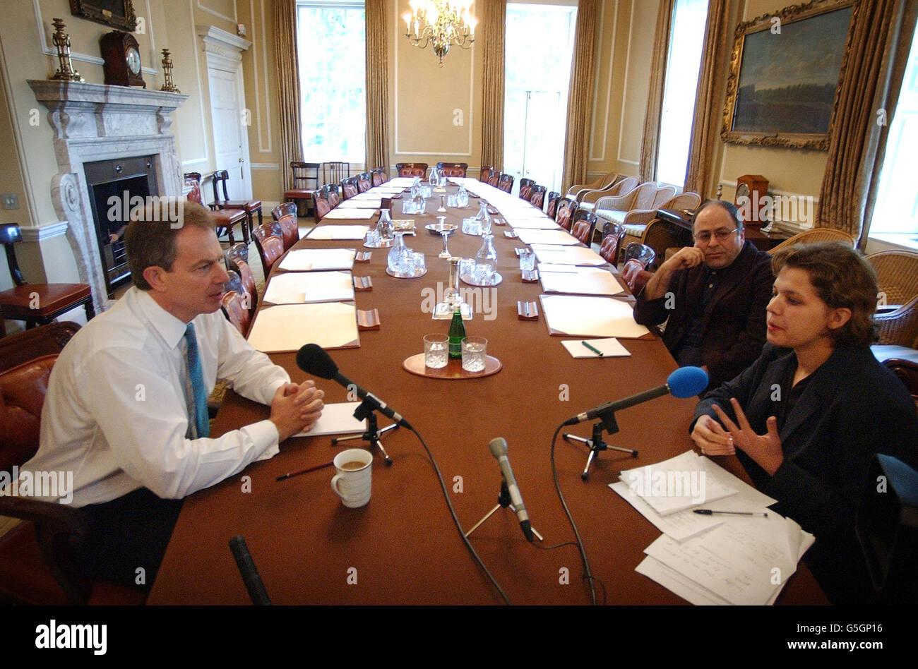 Il primo ministro britannico Tony Blair è intervistato nella stanza del gabinetto, 10 Downing Street, Londra dalla BBC World Service, Pashto Service, reporter di Afgani Najiba Kasraee per la trasmissione in Afghanistan e Pakistan. * ha promesso che la coalizione internazionale non avrebbe allontanato dall'Afghanistan dopo che il conflitto immediato con Osama bin Laden e il regime dei talebani era finito. Vedi intervista DI GUERRA storia della PA. Foto Stock