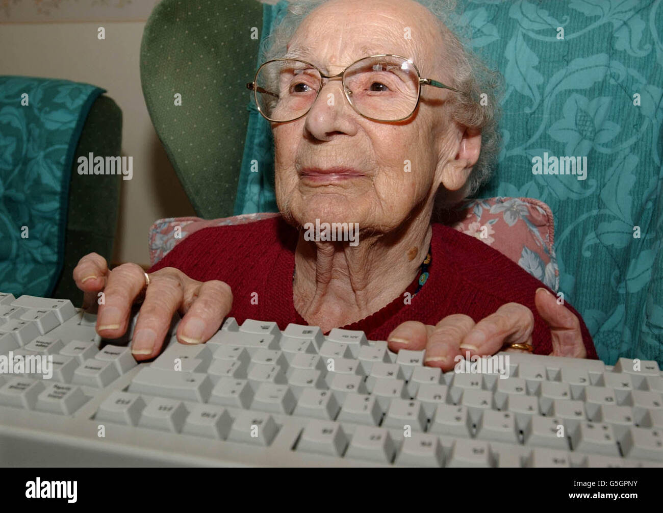 Janet Thorpe, che ha 107 anni, si è iscritto a un corso di studio informatico presso la sua casa residenziale di Swinton, nello Yorkshire. Il corso, chiamato maturità, è aperto ai residenti nelle case degli anziani a Rotherham e insegna alle persone anziane competenze informatiche di base. * ... compresa la navigazione in rete. Foto Stock