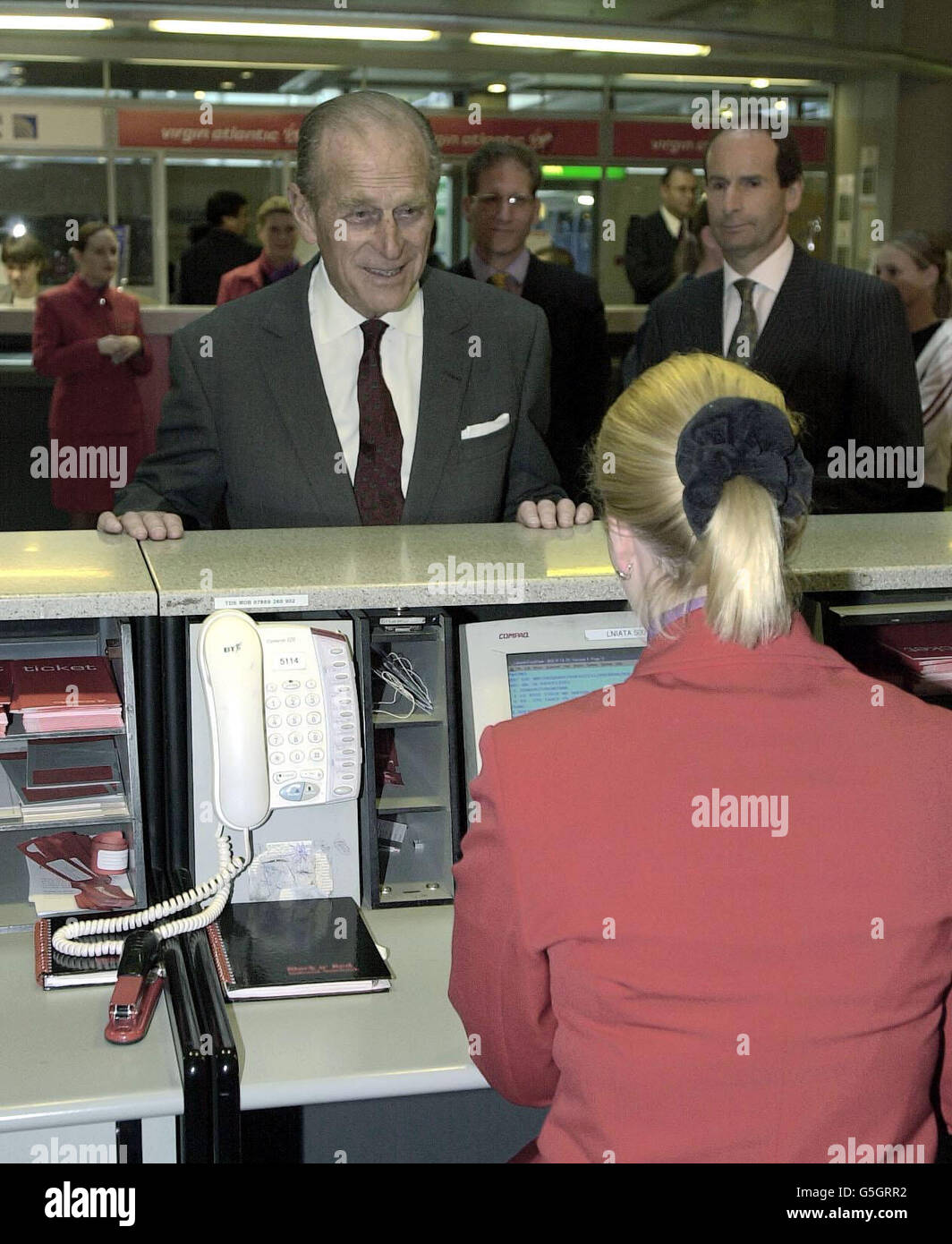 Il Duca di Edingburgh in un tour di potenziamento morale dell'aeroporto di Heathrow che parla con la ragazza del check-in Vigin, Charlotte Gryckiewicz, mentre si trova al Terminal 3 dell'aeroporto. Foto Stock