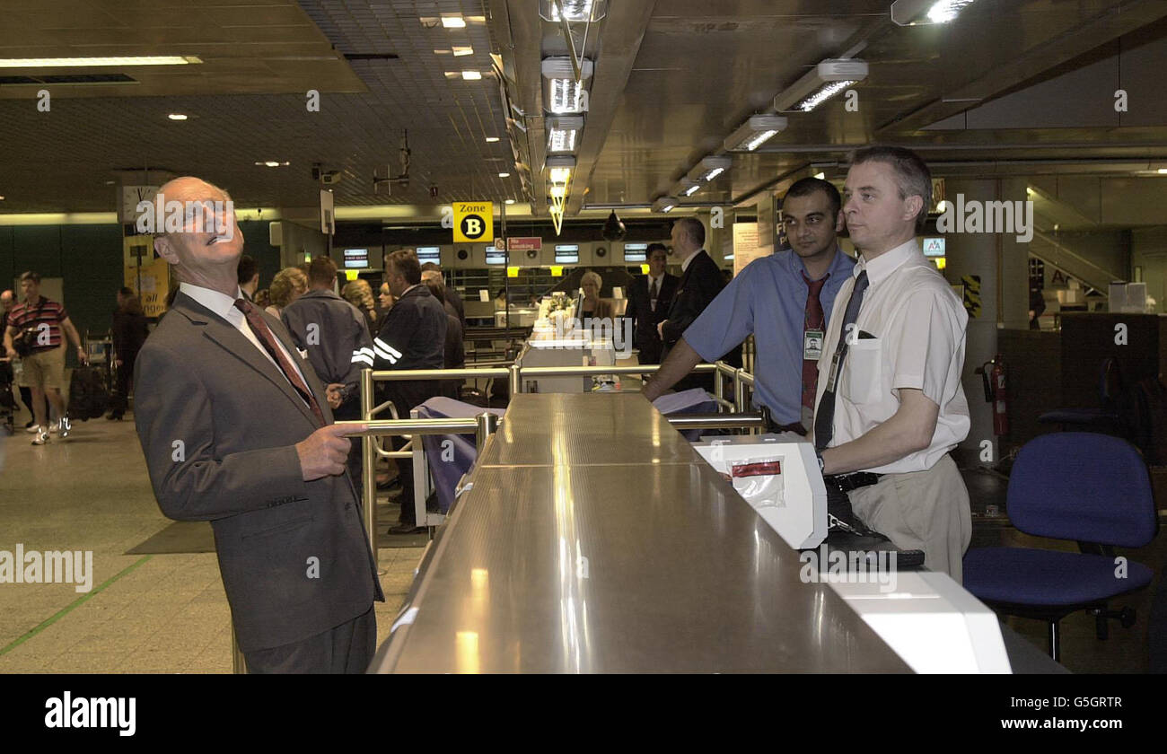 Il Duca di Edingburgh in un' escursione di potenziamento morale dell'Aeroporto di Heathrow guarda intorno al Terminal tre dell'aeroporto. Foto Stock