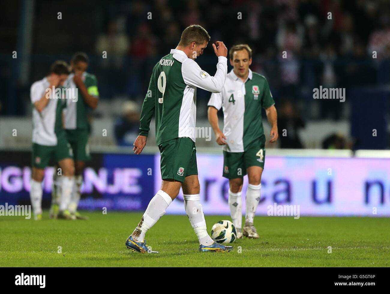 Calcio - Coppa del mondo FIFA 2014 - Qualifier - Gruppo A - Croazia / Galles - Stadion Gradski vrt. Steve Morison (centro) del Galles sembra abbattuto dopo che il suo lato ha nascosto il primo obiettivo del gioco Foto Stock