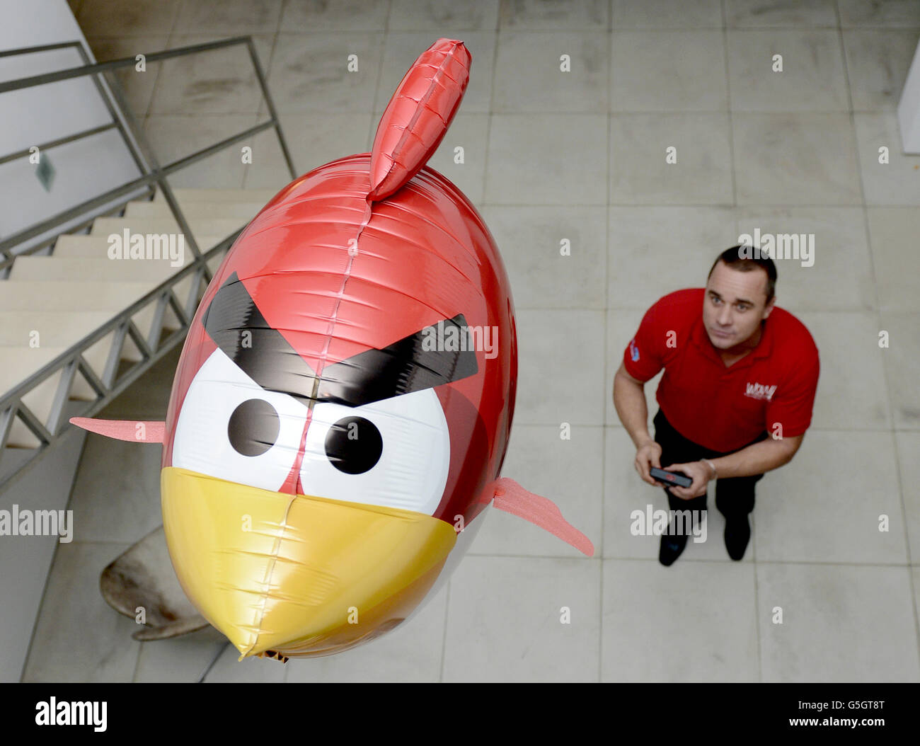 Rob Banks of Wow!stuff dimostra un nuotatore d'aria Angry Birds al Ultimate Men Kind House Party che mostra probabilmente i giocattoli popolari per Natale. Foto Stock