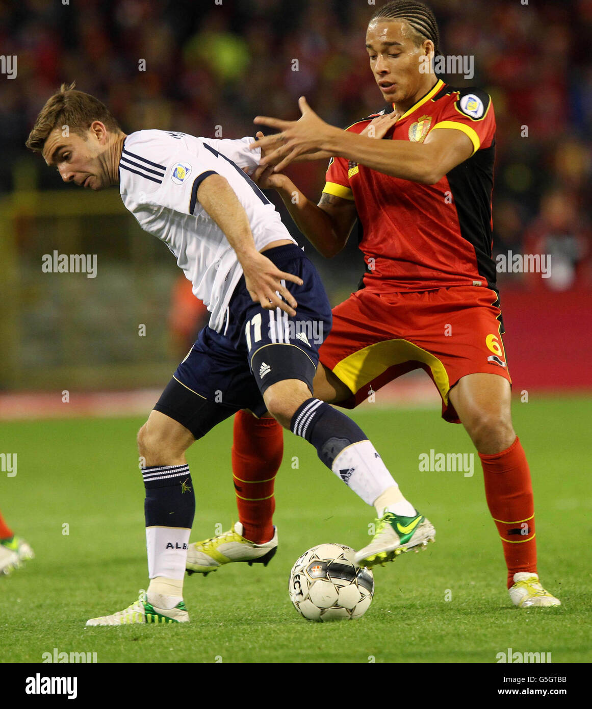 James Morrison in Scozia e Axel Witsel in Belgio (a destra) in azione durante la Coppa del mondo a partita di qualificazione al King Baudouin Stadium di Bruxelles, Belgio. Foto Stock