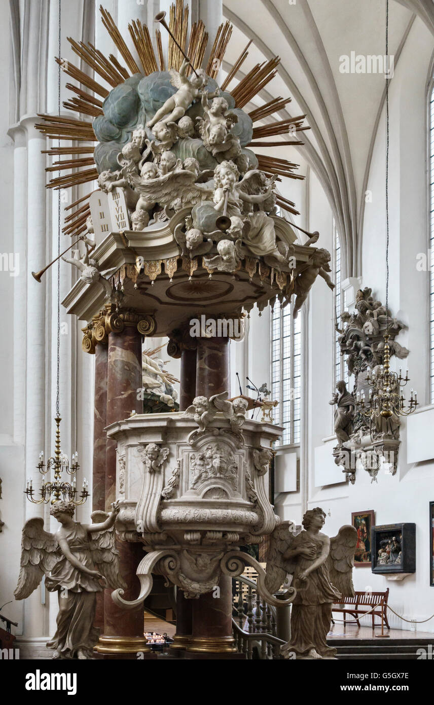 Berlino, Germania. Interno della Marienkirche, la più antica chiesa della città, risalente al 13c. Il Pulpito barocco (1703) Foto Stock