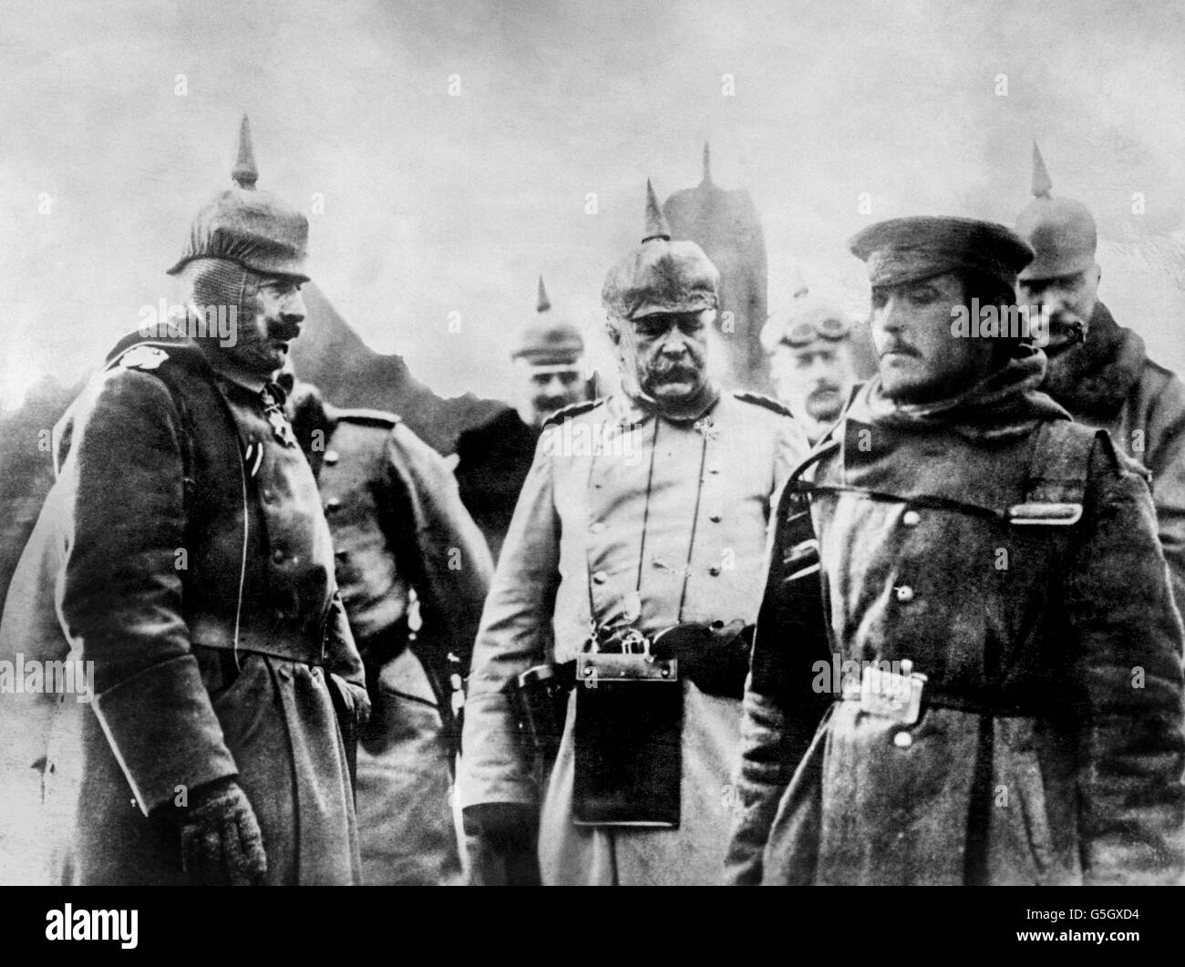Kaiser Wilhelm II interroga un prigioniero di guerra russo, che sembra trattare il Kaiser con disprezzo. Foto Stock