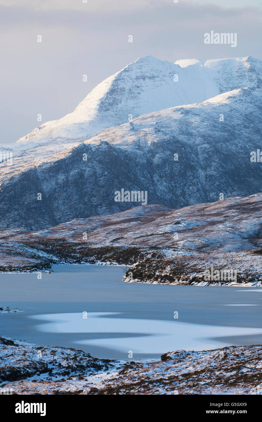 Ben Mor Coigach in inverno, dalla costa nord 500 rotta a nord di Ullapool, Ross-shire, Scozia. Foto Stock