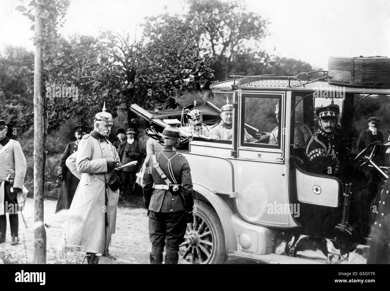Kaiser Wilhelm II chiede ad un ufficiale tedesco la posizione dell'Armata Rossa. Foto Stock