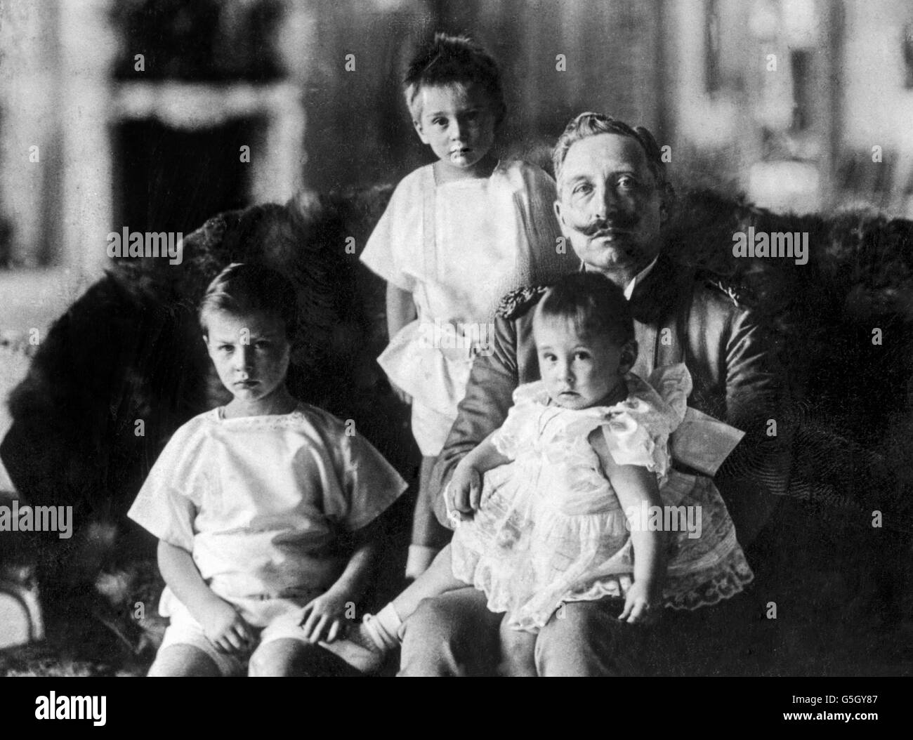 Kaiser Wilhelm II con i suoi nipoti. Da sinistra a destra: Il Principe Guglielmo, il Principe Luigi Ferdinando e il Principe Hubertus. Foto Stock