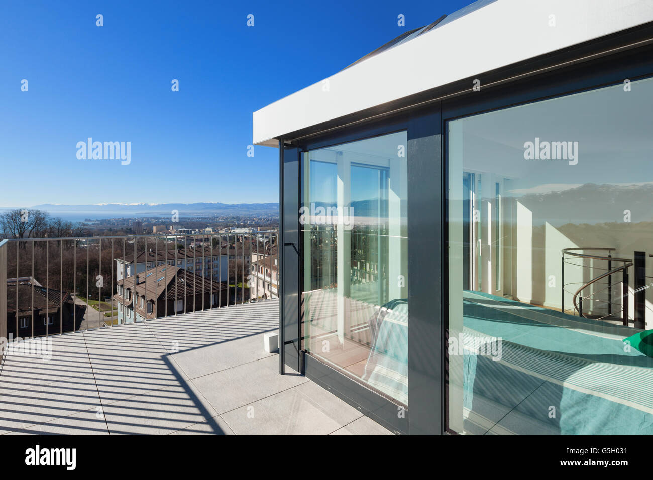 Architettura, luminosa terrazza di un attico, cielo blu Foto Stock