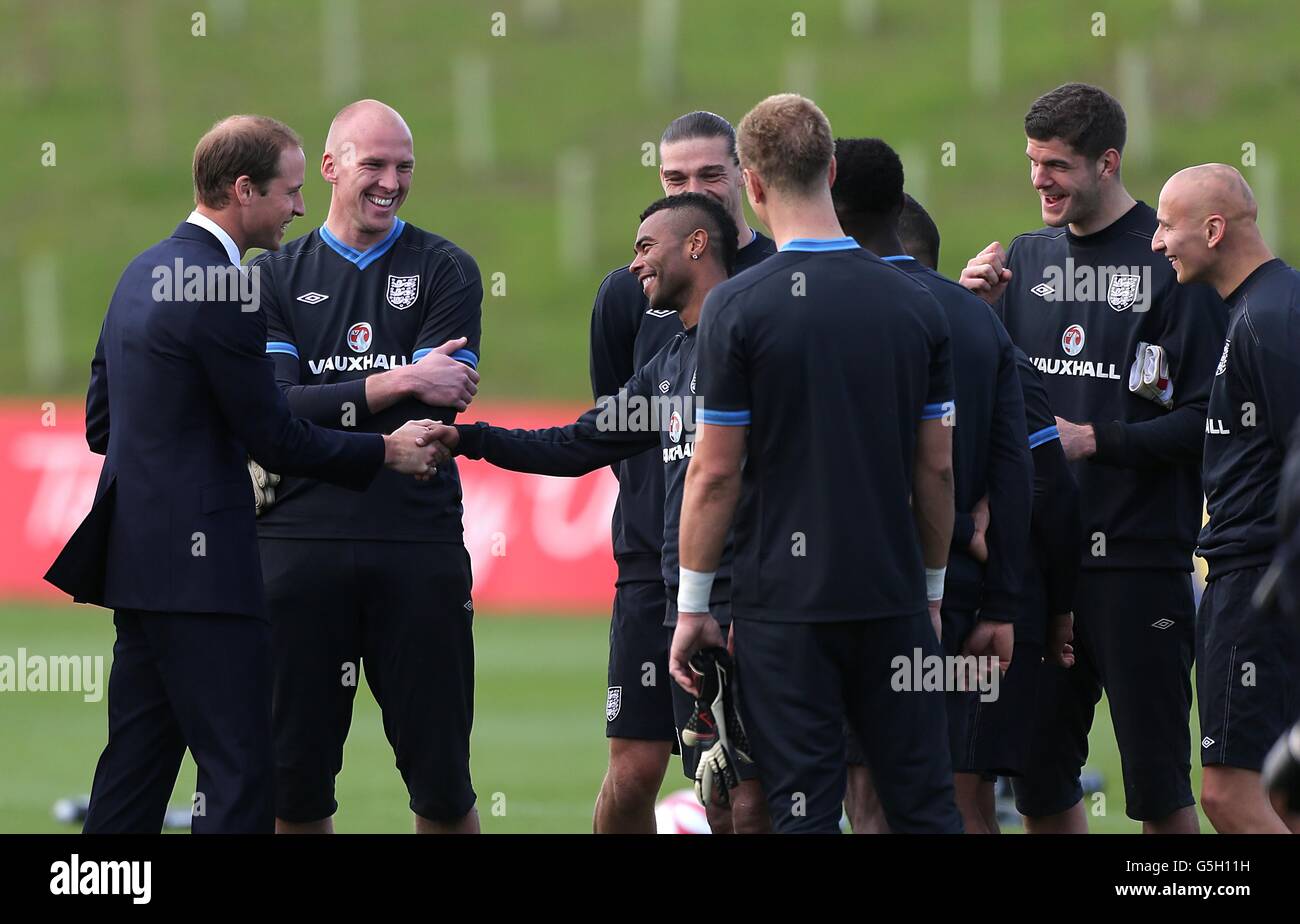 Il Duca di Cambridge incontra John Ruddy, Ashley Cole, Andy Carroll, Joe Hart, Fraser Forster e Jonjo Shelvey in Inghilterra (da sinistra a destra) dopo l'allenamento durante il lancio ufficiale del Centro Nazionale di Calcio della Football Association al St George's Park di Burton-upon-Trent. Foto Stock