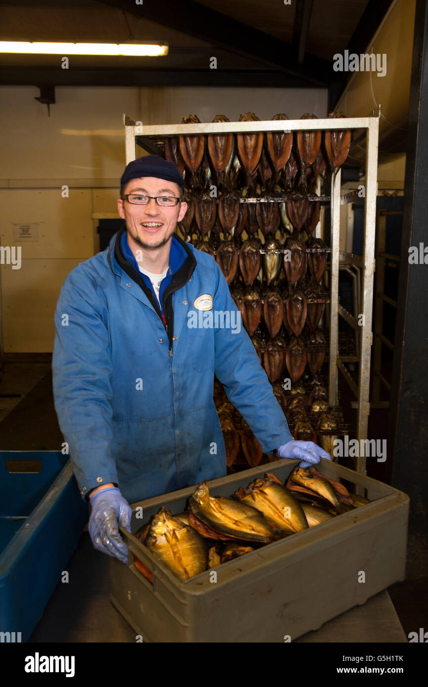 Regno Unito Inghilterra Northumberland, Craster, L Robson & Figlio, Smokehouse Chris Graham boxe con salmone Foto Stock