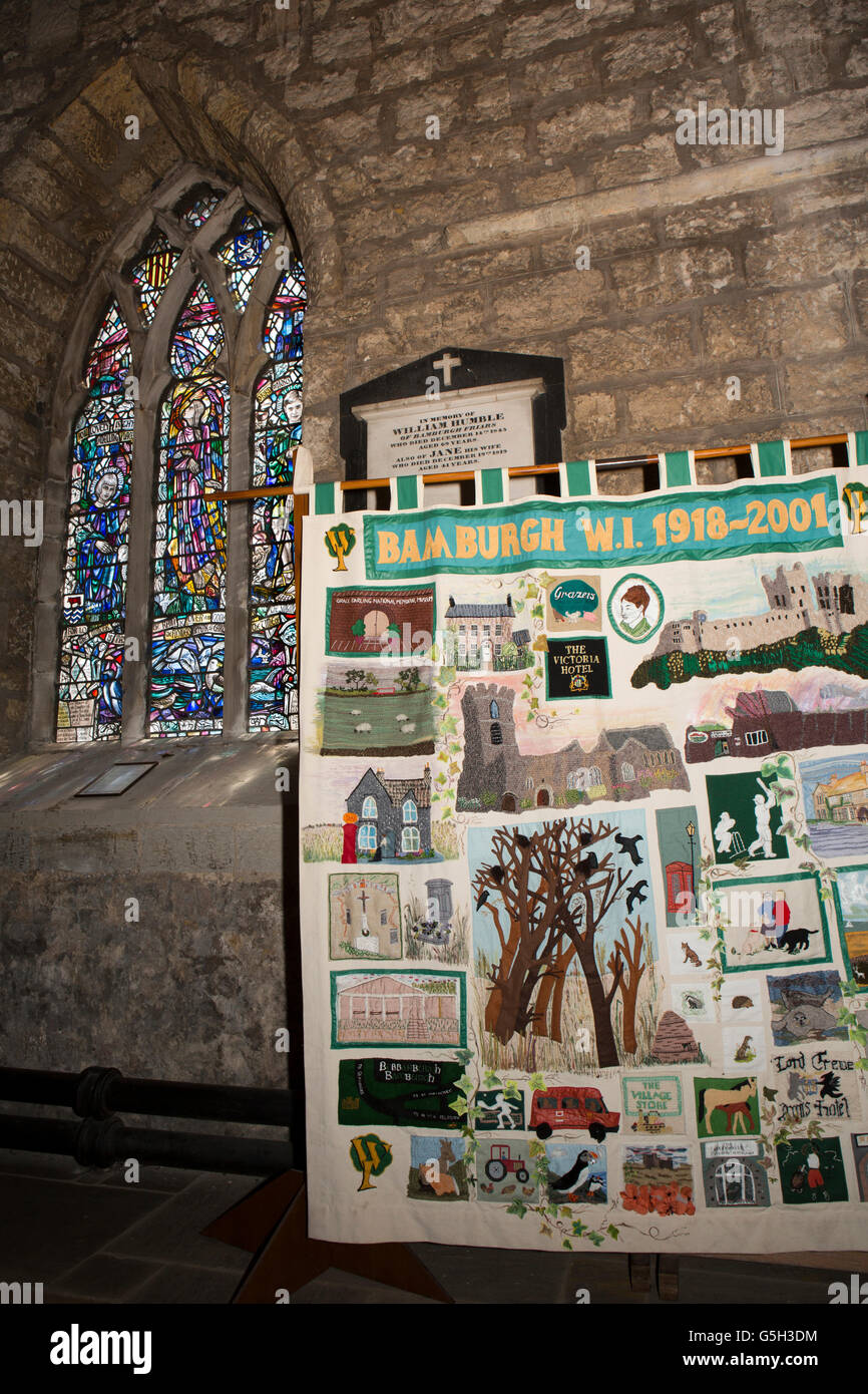 Regno Unito Inghilterra Northumberland, Bamburgh, chiesa, le donne di Istituto millennio banner tessili e finestra memorial Foto Stock