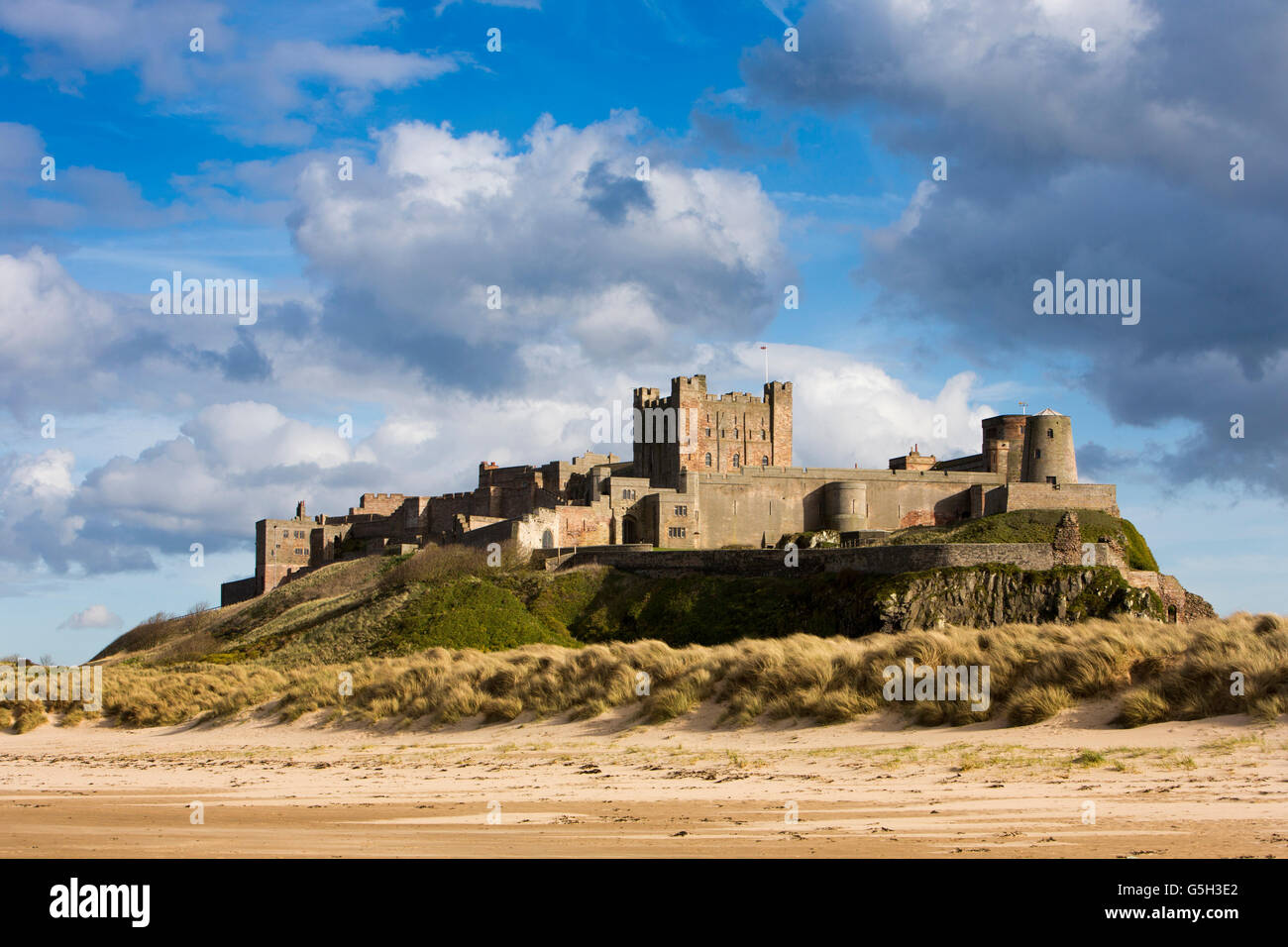 Regno Unito Inghilterra Northumberland, Bamburgh Castle, dalla spiaggia Wynding, tardo pomeriggio Foto Stock