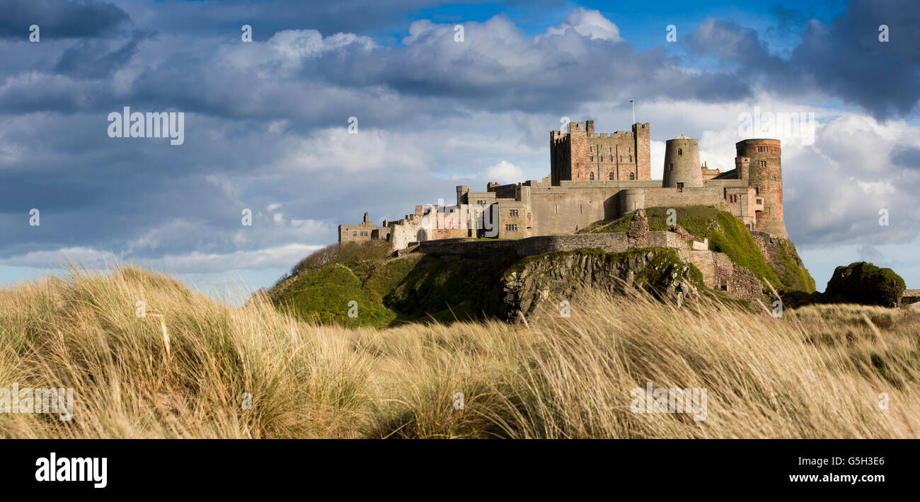 Regno Unito Inghilterra Northumberland, Bamburgh Castle, dalla spiaggia Wynding, nel tardo pomeriggio, panoramica Foto Stock