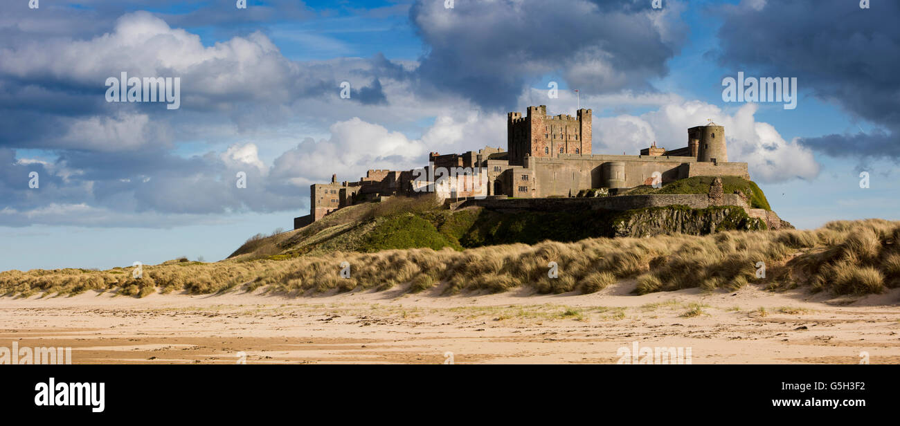 Regno Unito Inghilterra Northumberland, Bamburgh Castle, dalla spiaggia Wynding, nel tardo pomeriggio, panoramica Foto Stock