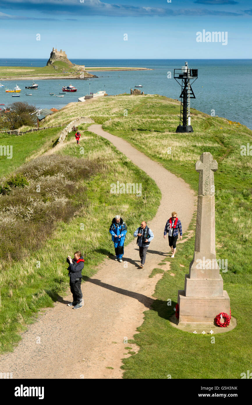 Regno Unito Inghilterra Northumberland, Isola Santa, i visitatori a Lindisfarne War Memorial e il castello dalla torre di osservazione Foto Stock