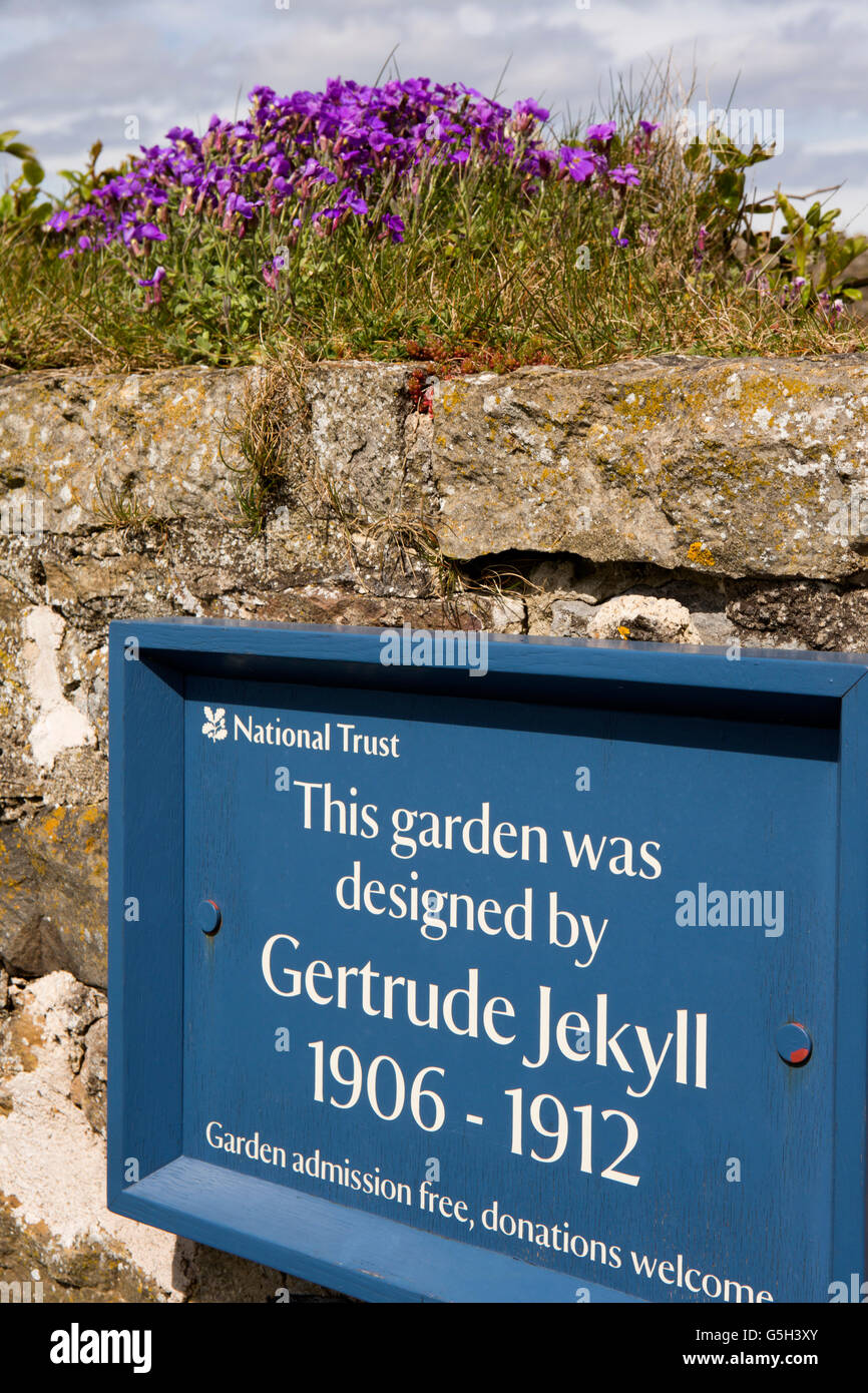 Regno Unito Inghilterra Northumberland, Isola Santa Lindisfarne Castle, giardino murato, Gertrude Jekyll segno Foto Stock