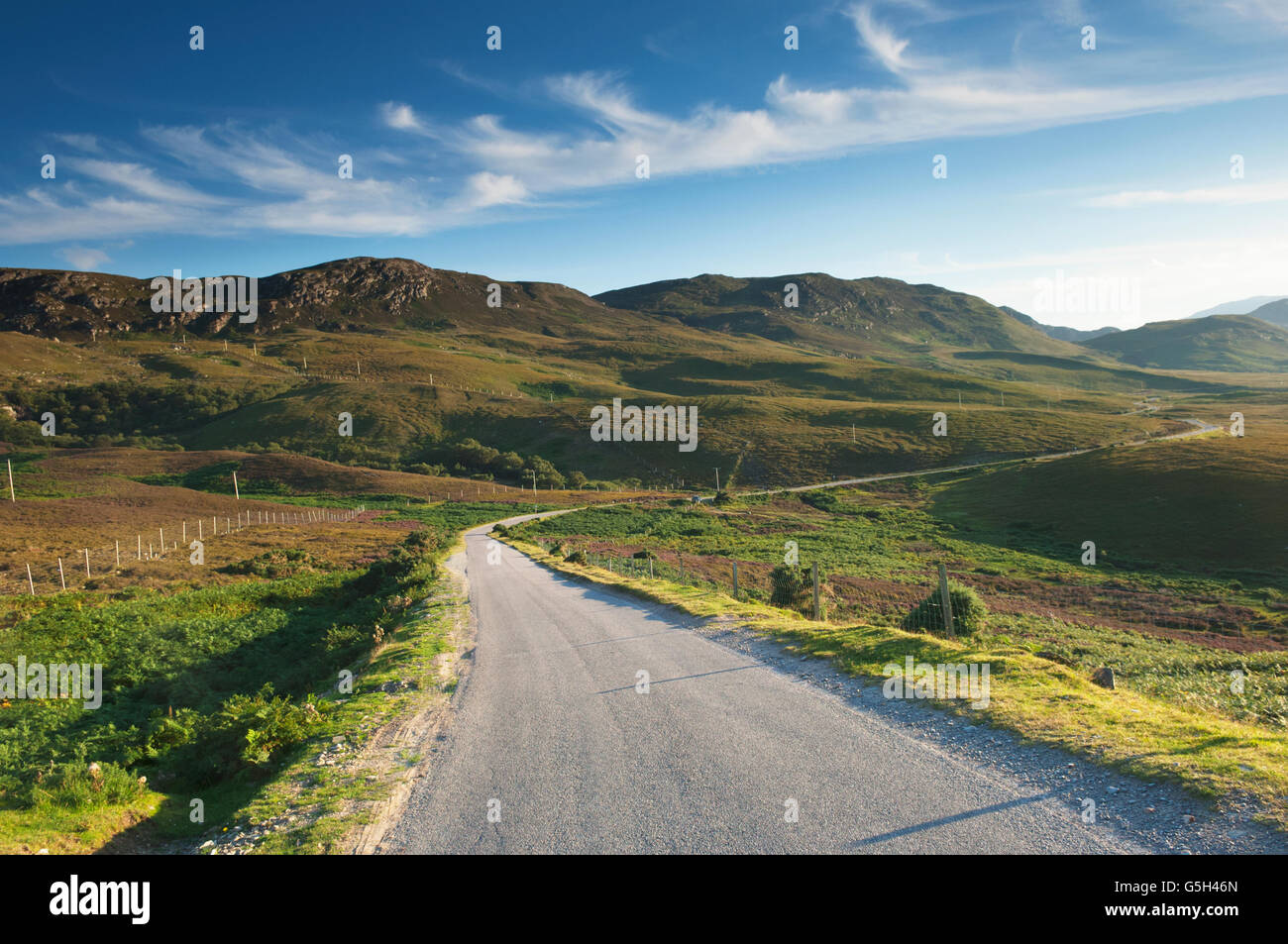 La costa Nord 500 rotta come va attorno a Loch Eriboll nell'angolo nord-ovest delle Highlands Scozzesi. Foto Stock