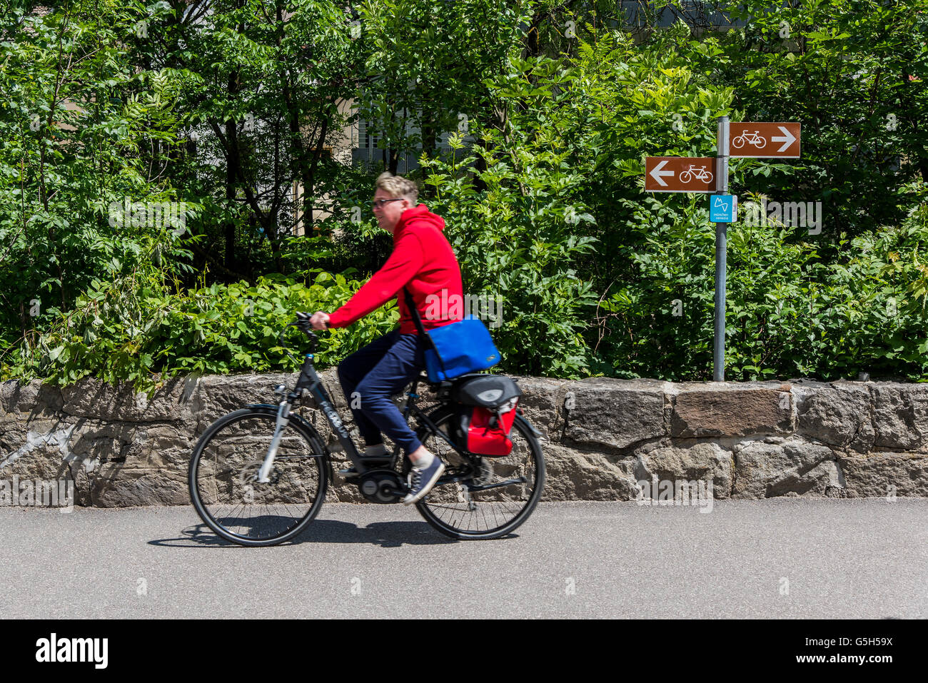 Ciclista in sella alla sua moto lungo il ciclo Munich-Venice percorso, Brunico, Alto Adige, Italia Foto Stock