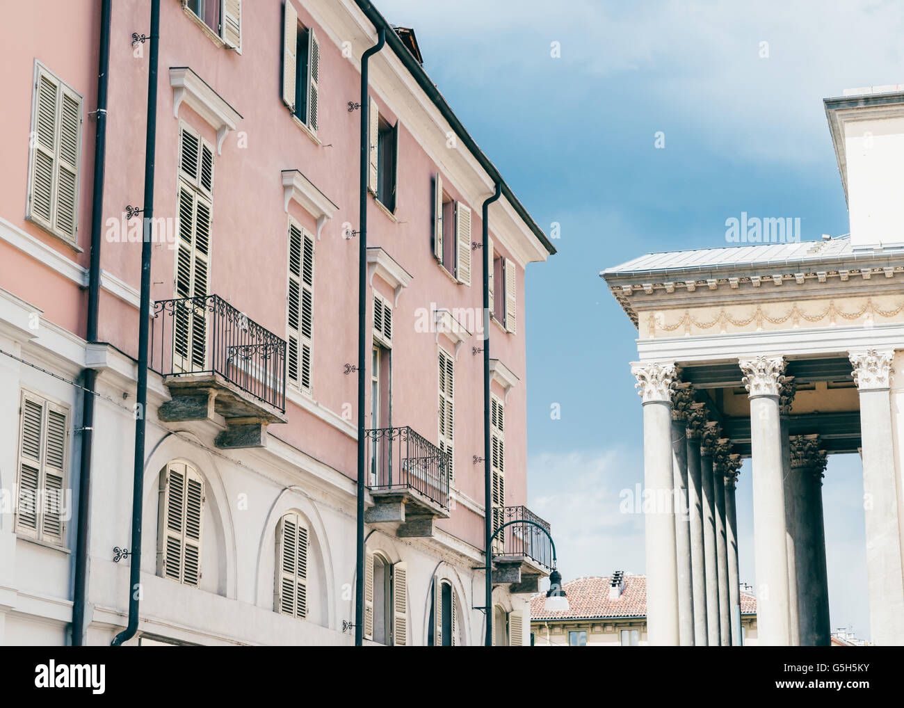 Rosa edificio italiano con la Chiesa della Gran Madre di Dio, Torino, Italia Foto Stock