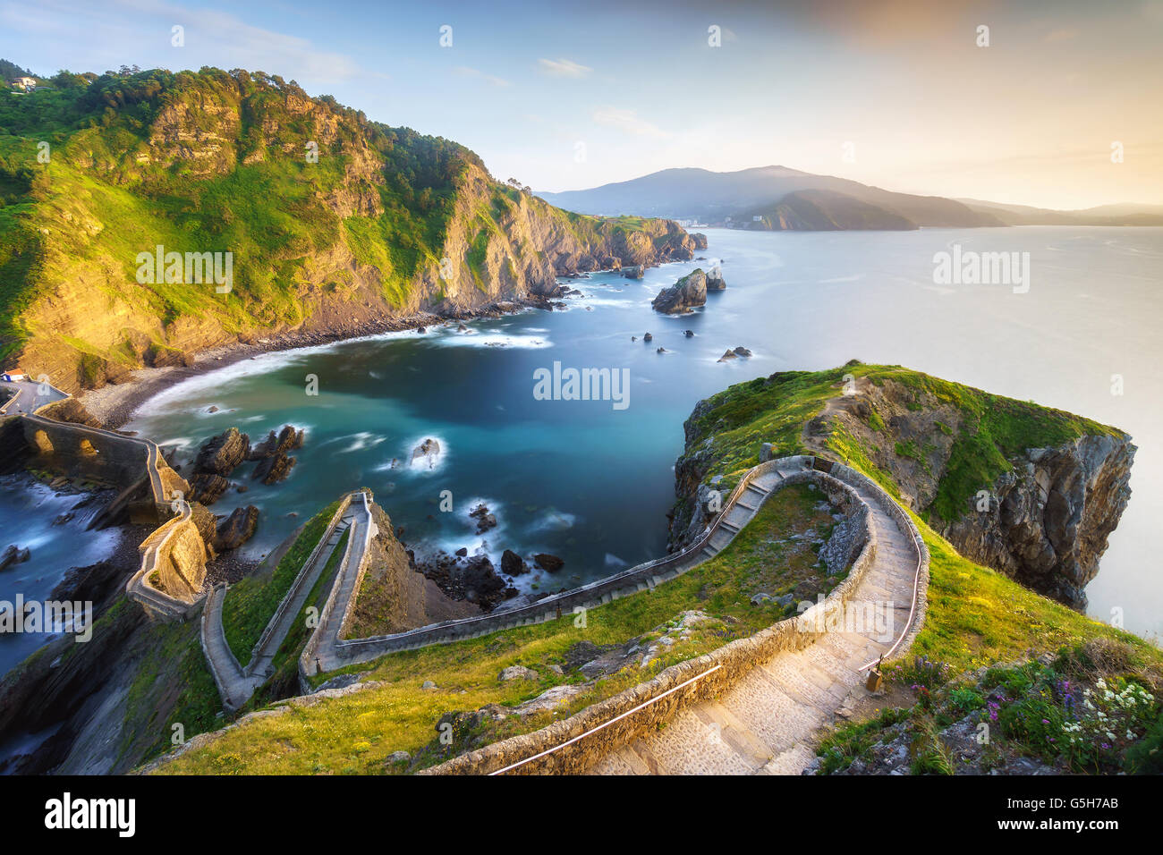 Scale a San Juan de Gaztelugatxe. Paese basco Foto Stock