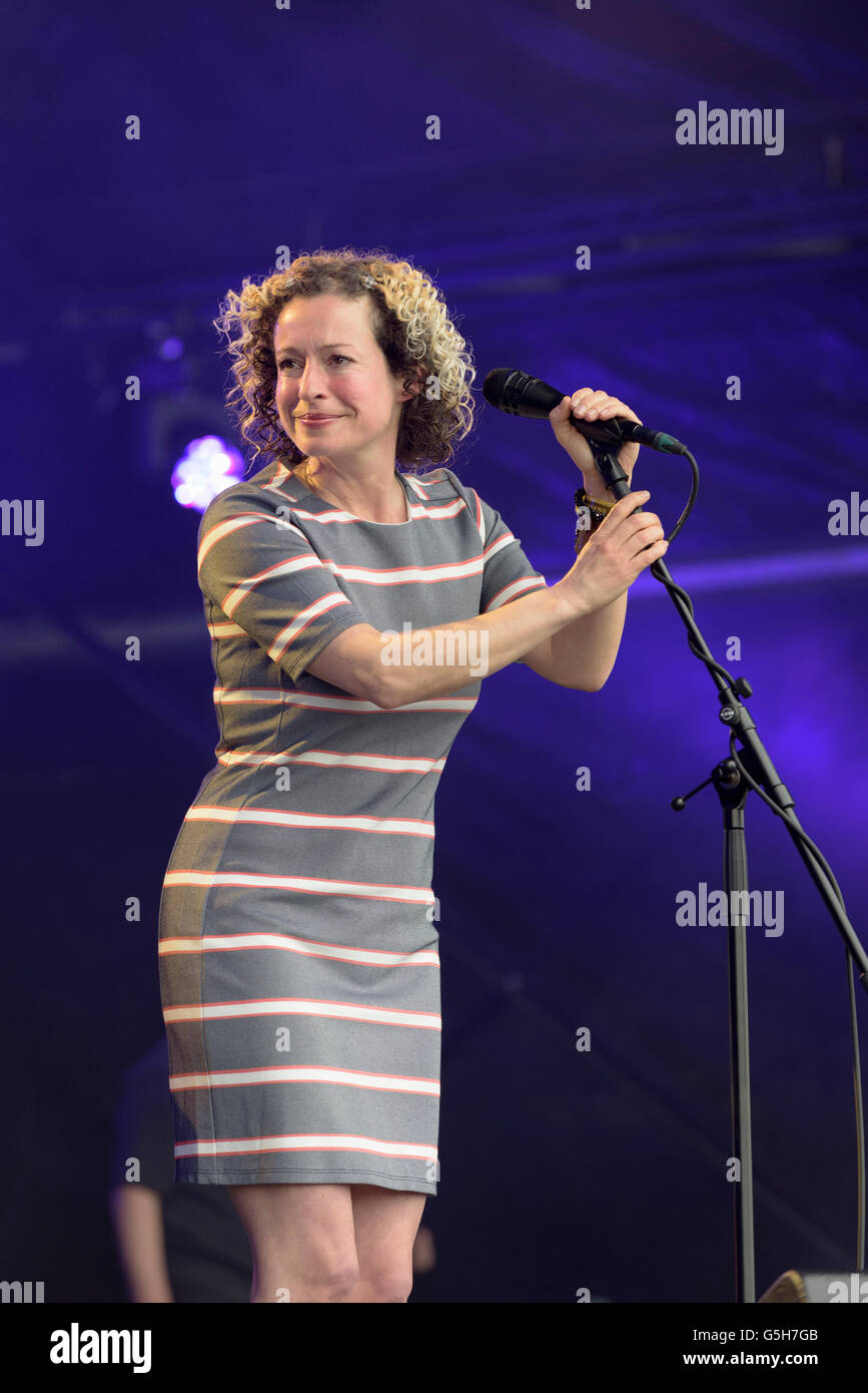 Kate Rusby effettuando al Festival Wychwood, Cheltenham, Inghilterra, Regno Unito. Giugno 4, 2016 Foto Stock