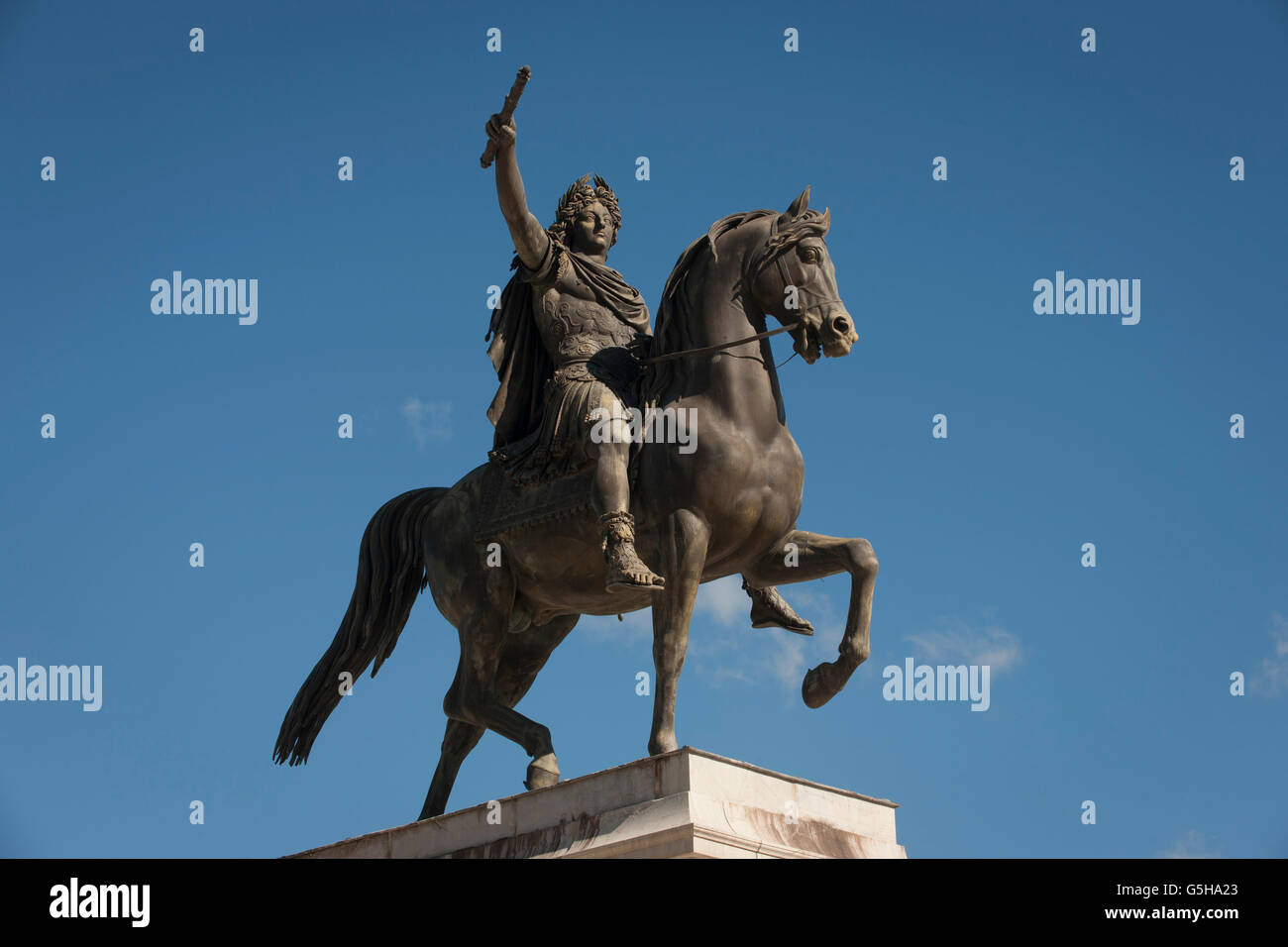 Statua in onore di Re Luigi XIV come imperatore romano, in Place du Peyrou a Montpellier, nel sud della Francia. Foto Stock
