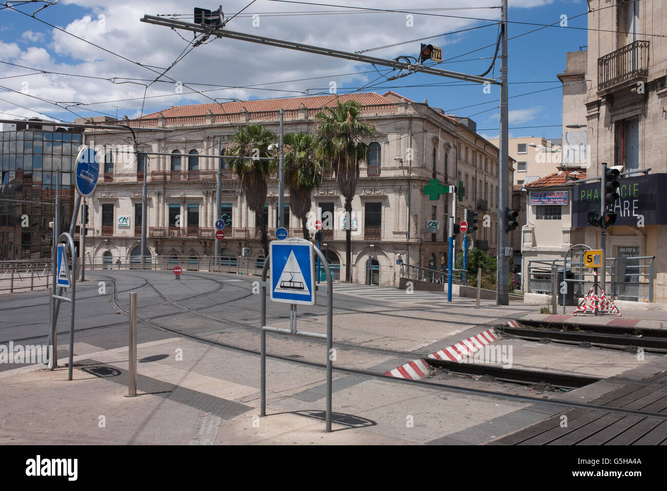 Incrocio di vie e strade su alta cavalcavia di L1 e L3 tram a Gare Saint-Roch a Montpellier, Francia. Foto Stock