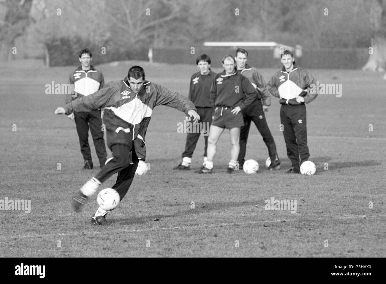 Calcio - amichevole - Inghilterra / Jugoslavia - Inghilterra formazione. Steve Bull in Inghilterra che pratica le sue riprese durante l'allenamento. Guardato da (l-r) Gary Lineker, Peter Beardsley, Steve McMahon e David Platt. Foto Stock
