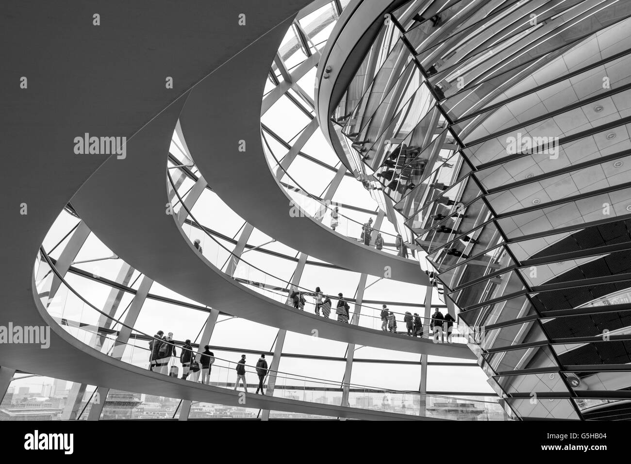 All'interno della cupola di vetro disegnato da Sir Norman Foster per il rinnovato edificio del Reichstag a Berlino, Germania Foto Stock