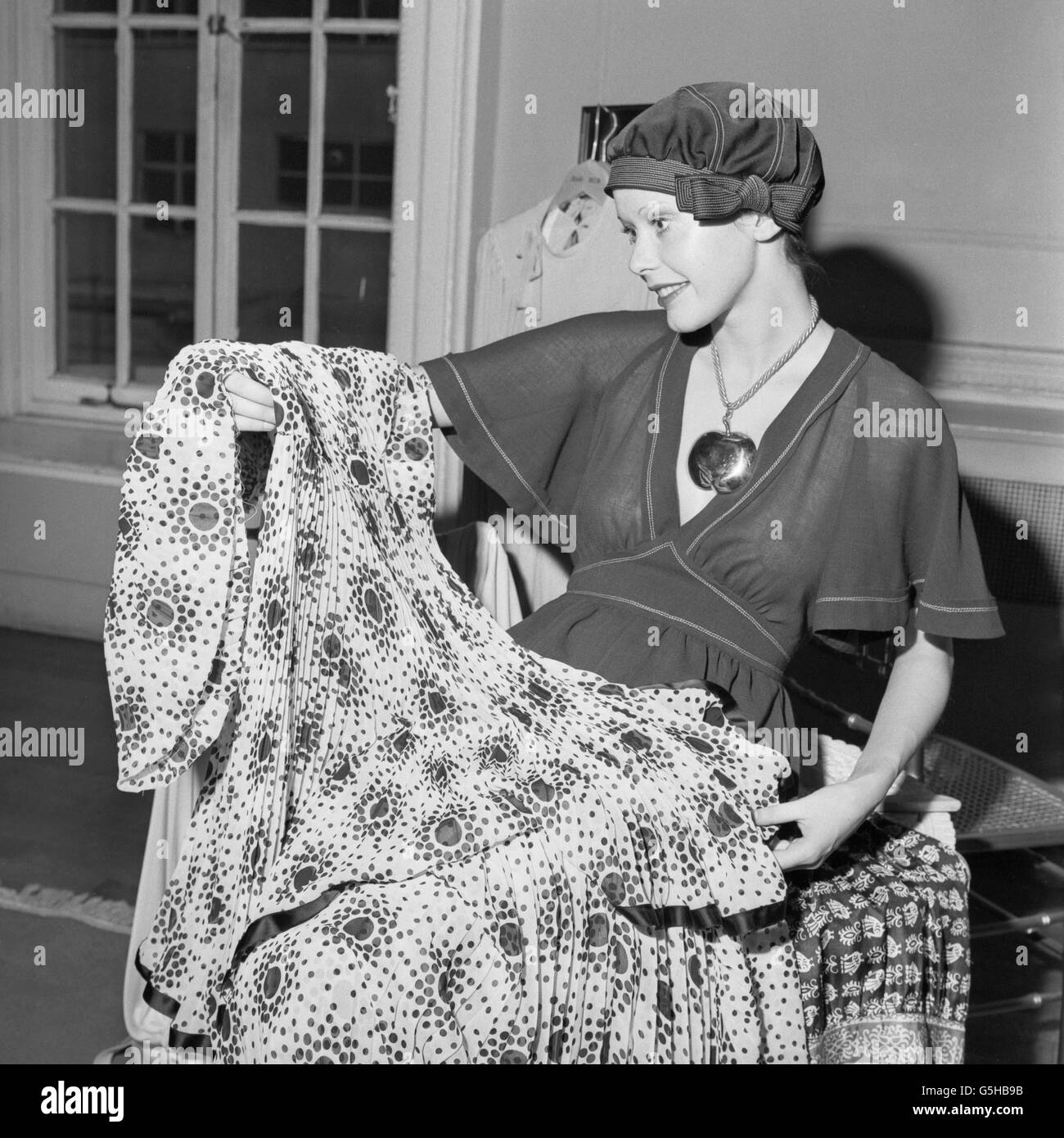 1,000 wardrobe in lana, sceglie un abito della collezione Spring di Jean Muir nel West End. Foto Stock
