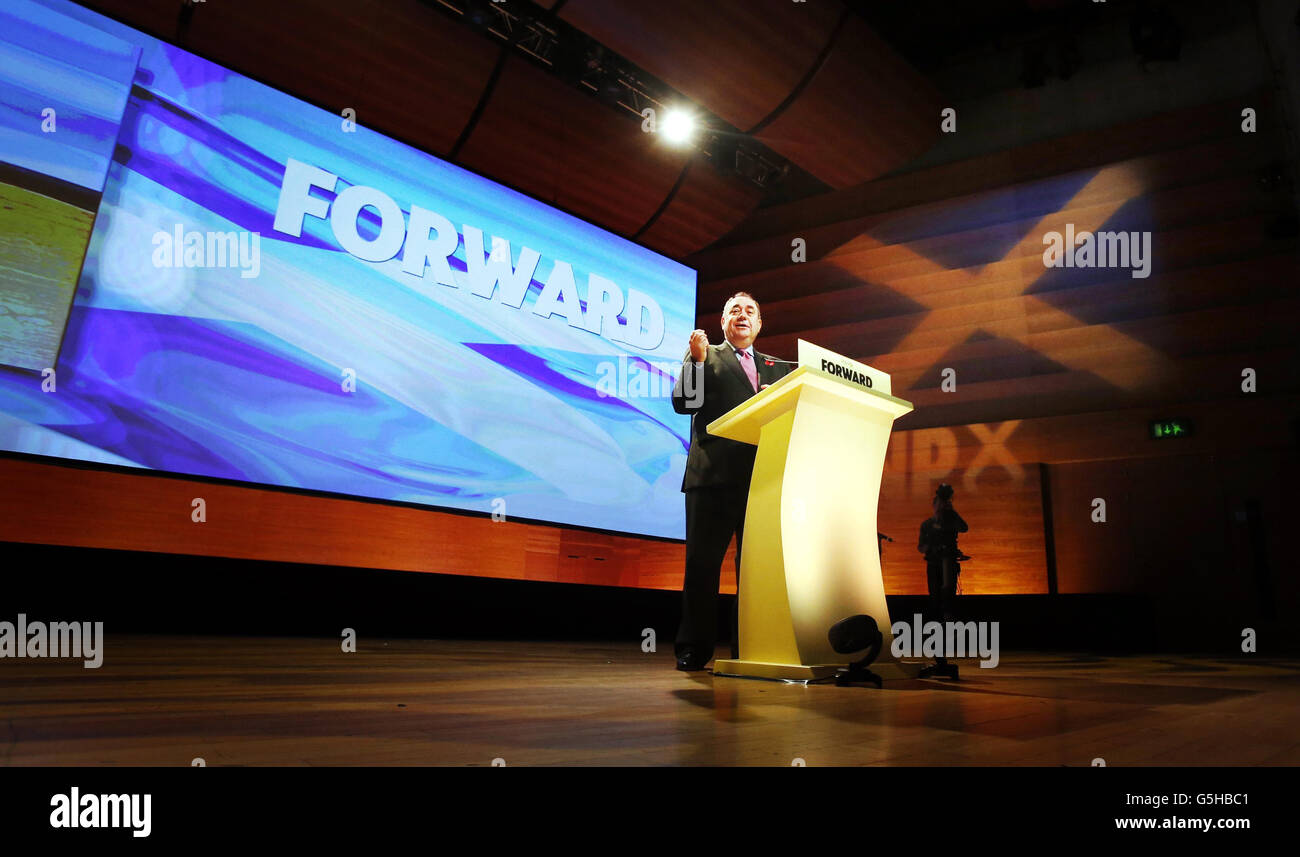 Il primo ministro Alex Salmond ha un discorso di benvenuto durante il primo giorno della conferenza nazionale annuale del Partito nazionale scozzese (SNP) alla Perth Concert Hall in Scozia. Foto Stock