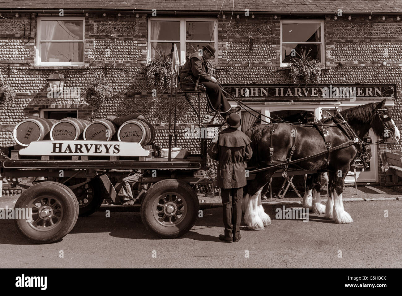 Birreria Harveys Dray e cavalli fuori il John Harvey Tavern di Lewes, nel Sussex, Regno Unito Foto Stock