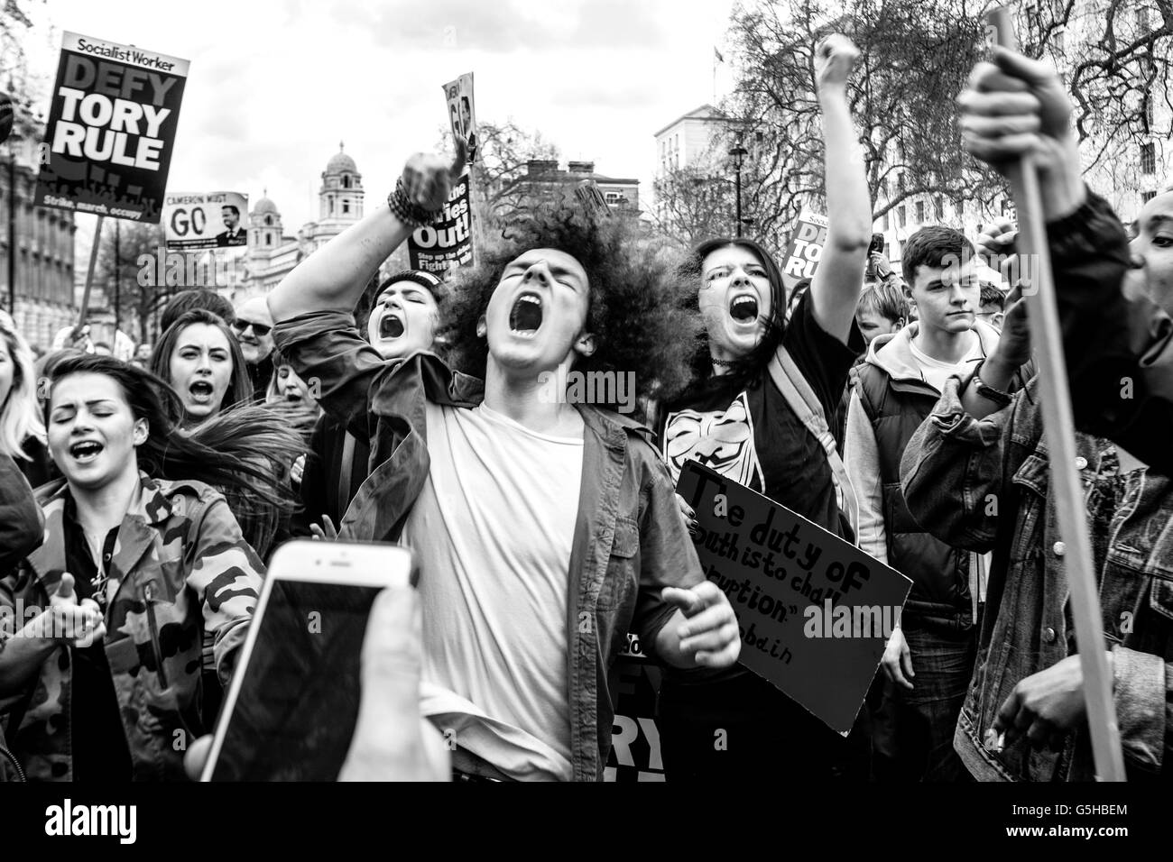 I giovani di chiedere le dimissioni del Primo Ministro David Cameron a seguito delle accuse di evasione fiscale, London, Regno Unito Foto Stock