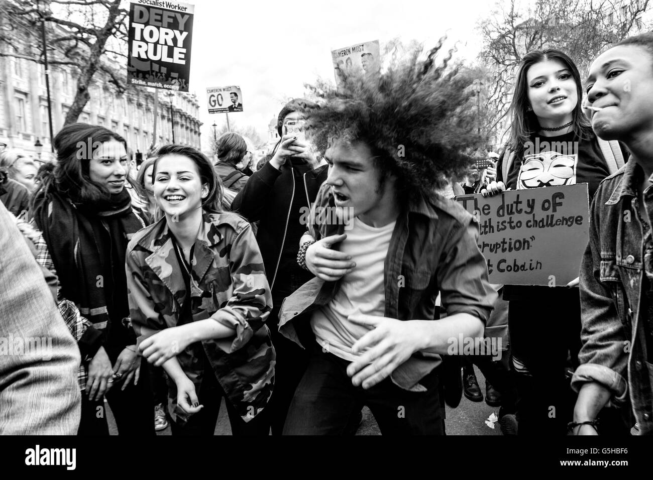 Giovani manifestanti ballare in strada fuori dalle porte di Downing Street, Londra, Regno Unito Foto Stock