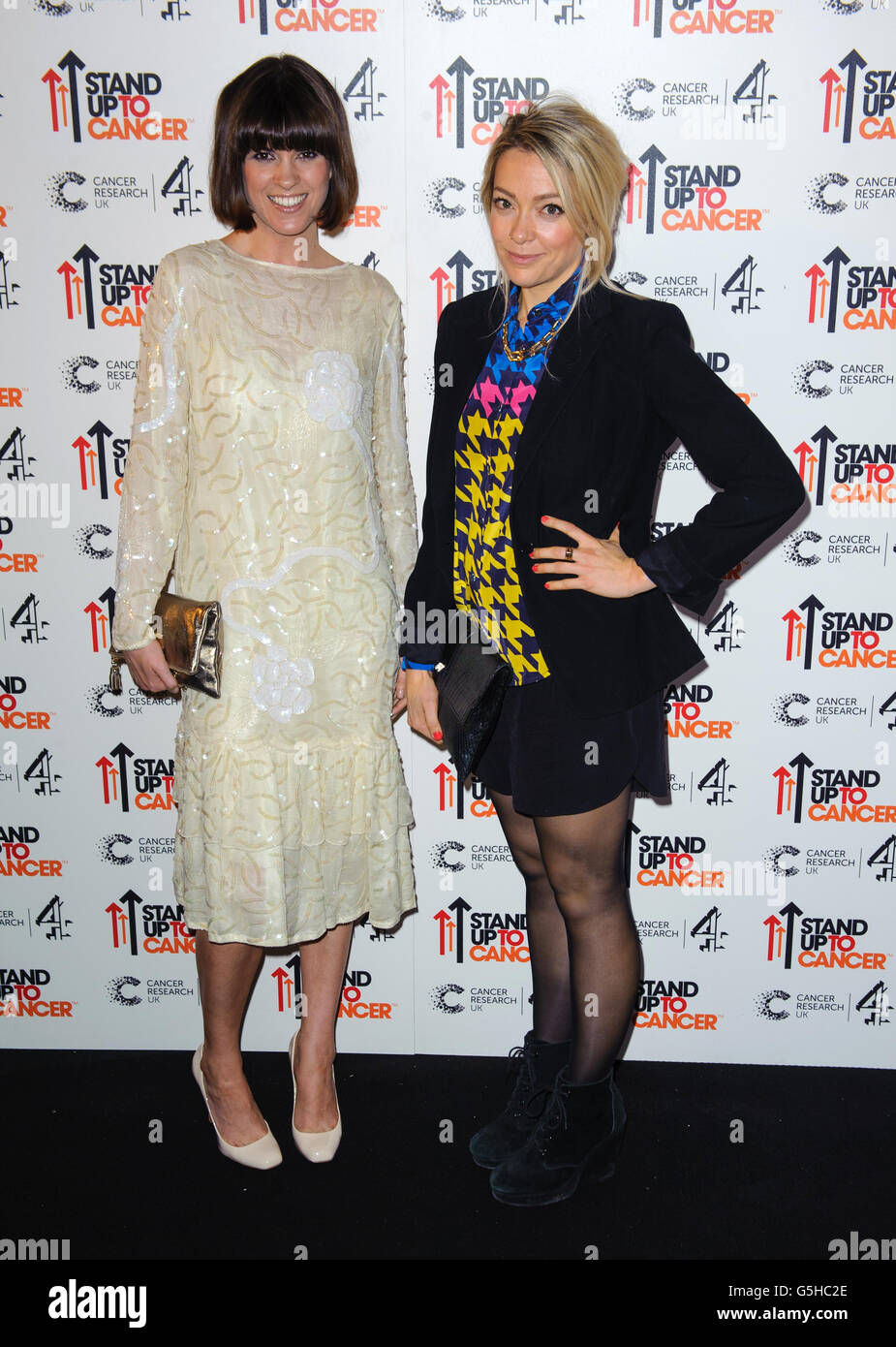 Dawn Porter (a sinistra) e Cherry Healey arrivano allo stand up to Cancer Gala, presso 3 Mills Studios, nella zona est di Londra. Foto Stock