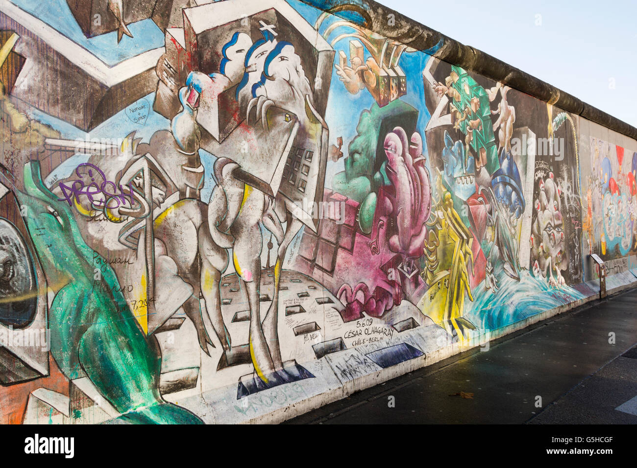 Le sezioni del muro di Berlino, ora coperto di arte di strada presso la East Side Gallery di Berlino, Germania Foto Stock