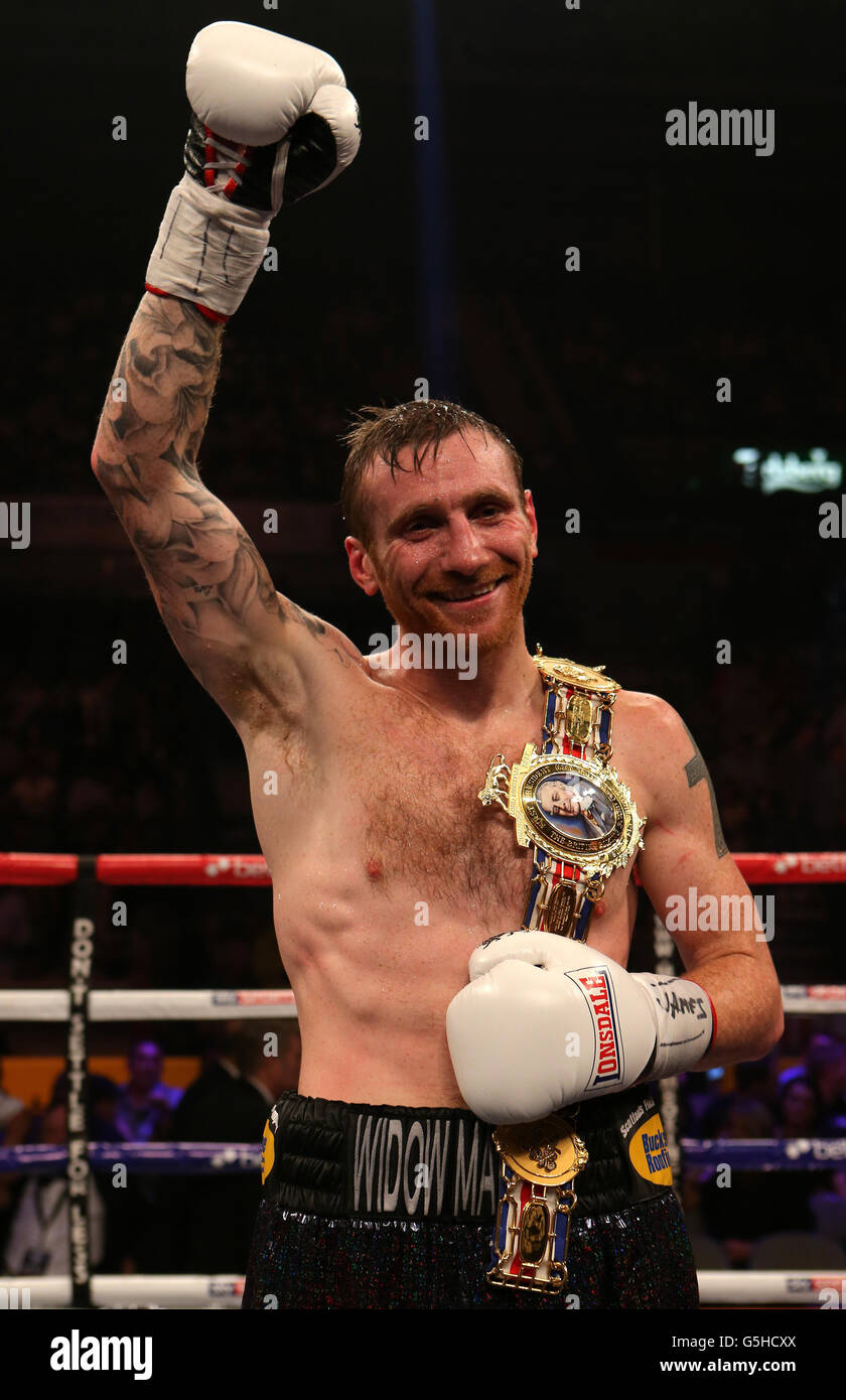 Kenny Anderson celebra la sua vittoria al quinto round su Robin Reid alla Motorpoint Arena di Sheffield. Foto Stock