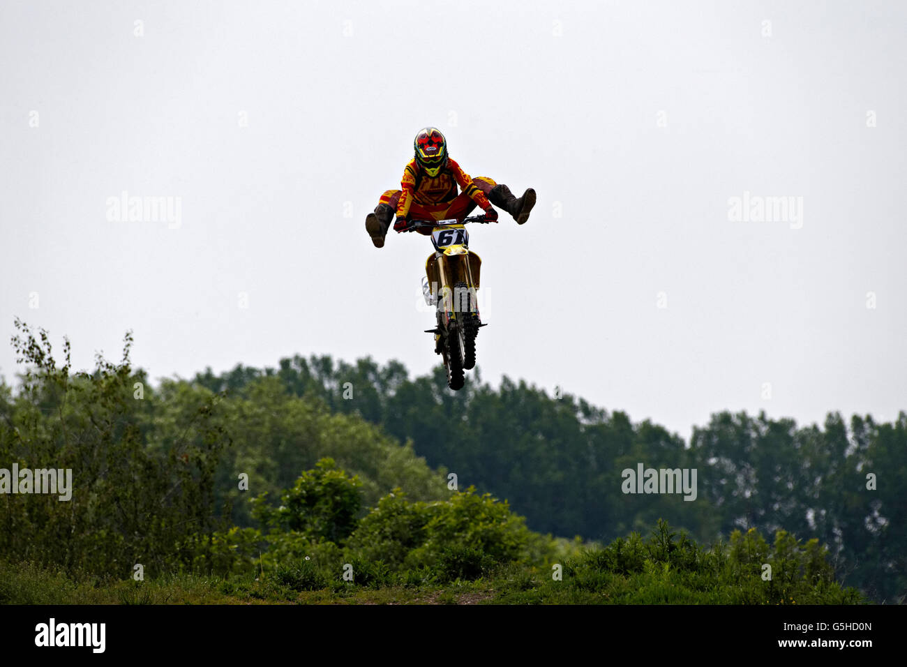 Il motocross rider eseguendo uno stunt, München Flughafen, Alta Baviera, Germania, Europa. Foto Stock