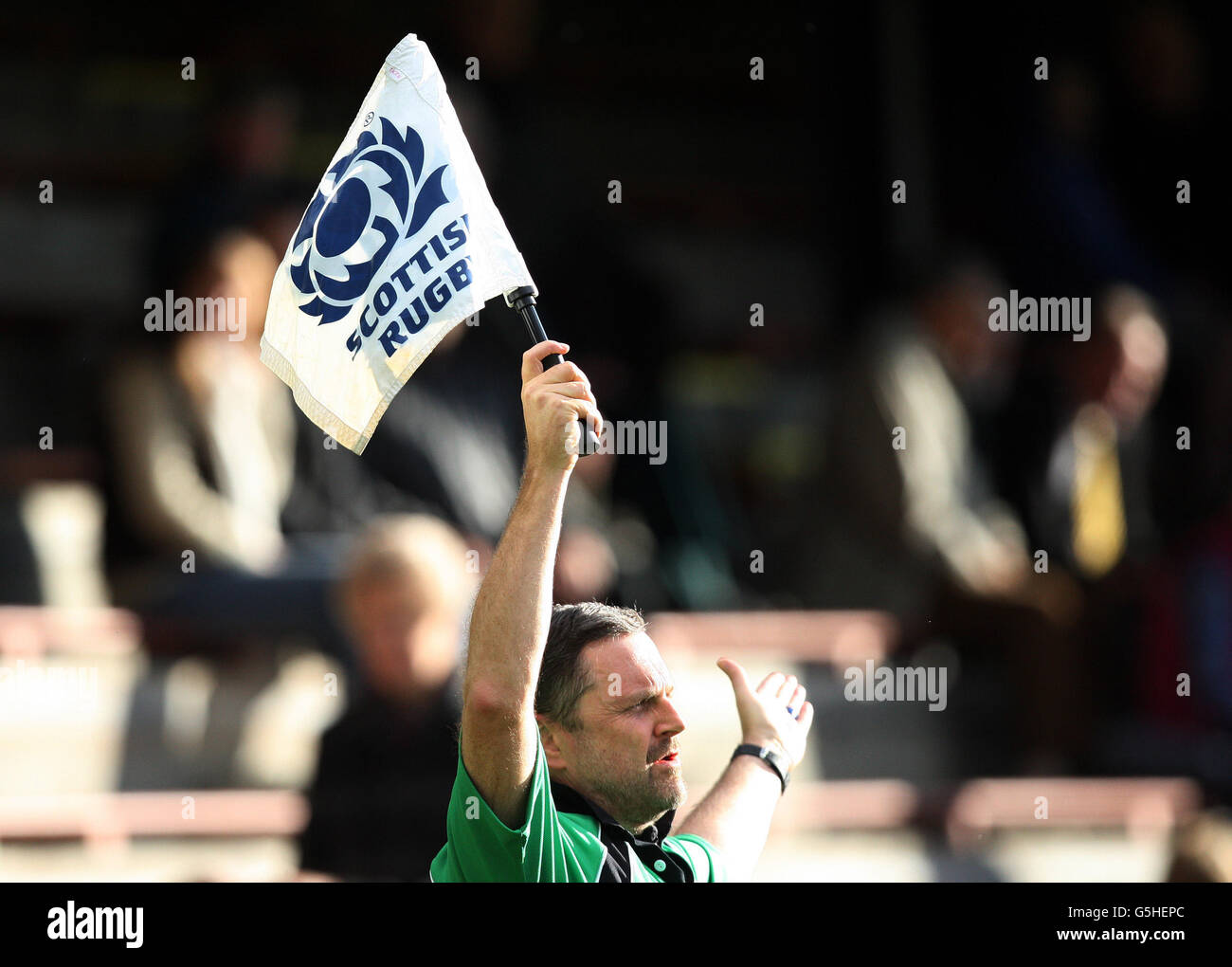 Rugby Union - British and Irish Cup - Pool 8 - Melrose / Llandovery - The Greenyards. Touch Judge è visto durante la loro partita della British and Irish Cup tra Melrose e Llandovery ai Greenyards in Scozia. Foto Stock