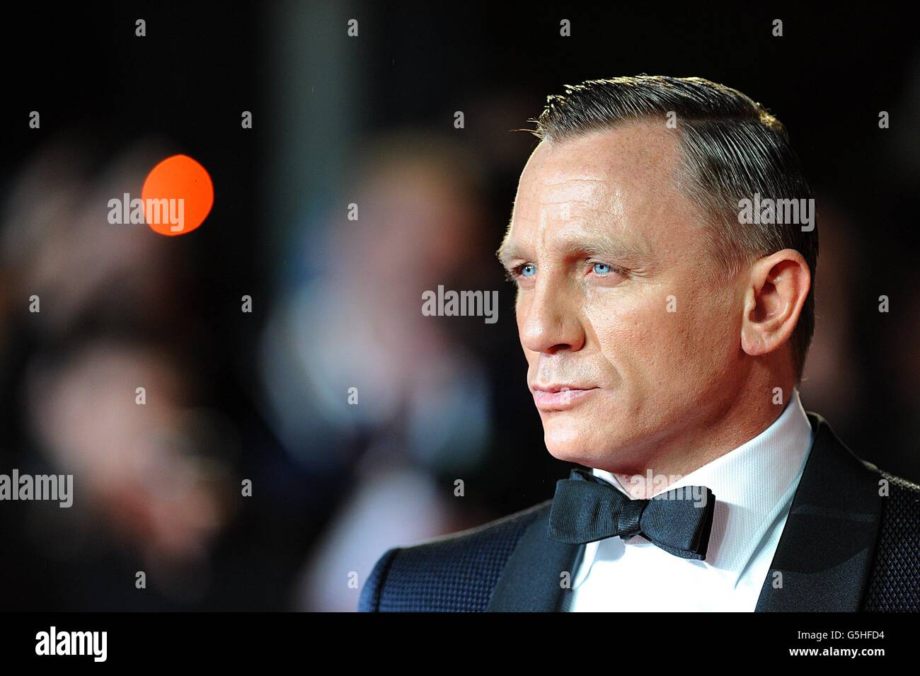 Daniel Craig arriva per la prima di Skyfall del Royal World alla Royal Albert Hall di Londra Foto Stock