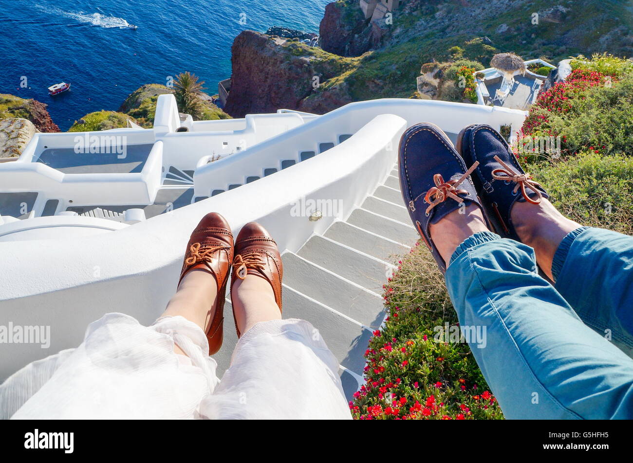 Le coppie gambe godendo di giorno di estate a Santorini Island, Grecia Foto Stock
