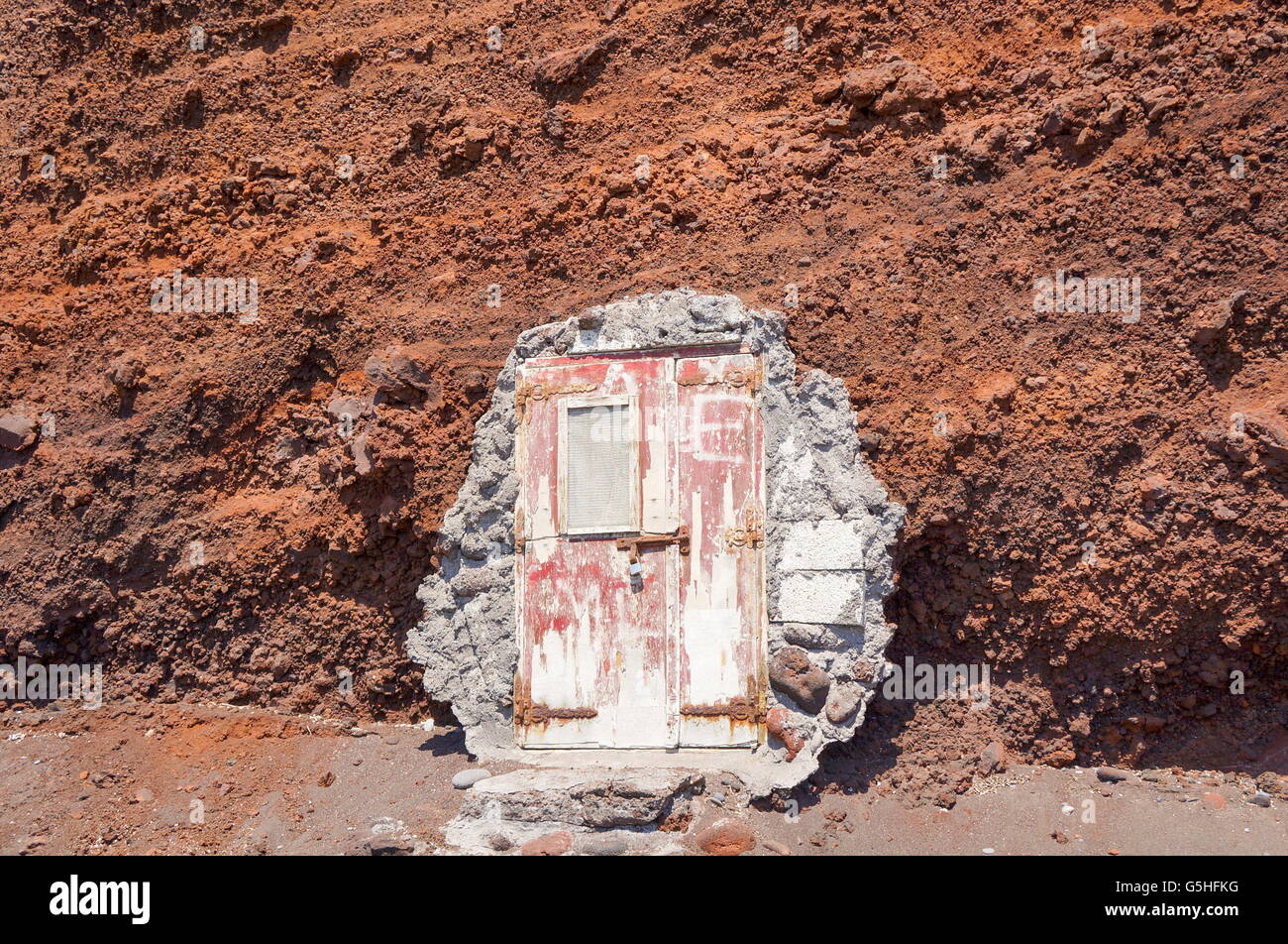 Porte che conducono in collina a Red Beach Santorini Island, Grecia Foto Stock