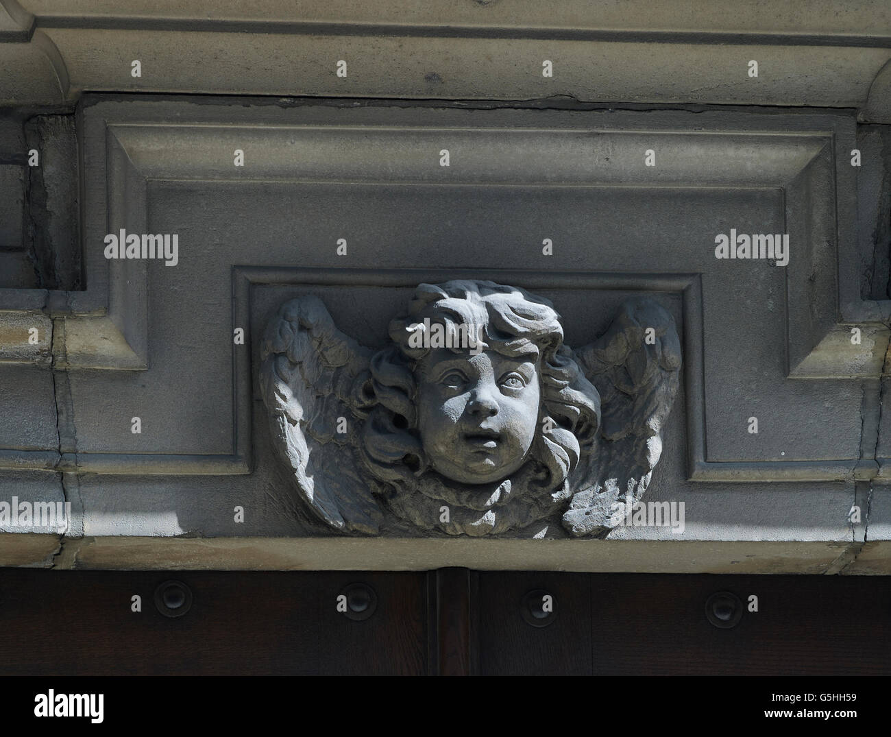 St Lawrence Jewry, chiesa della città di Londra, da Christopher Wren 1670 s. Scultura in pietra del Cherubino su porta. Foto Stock