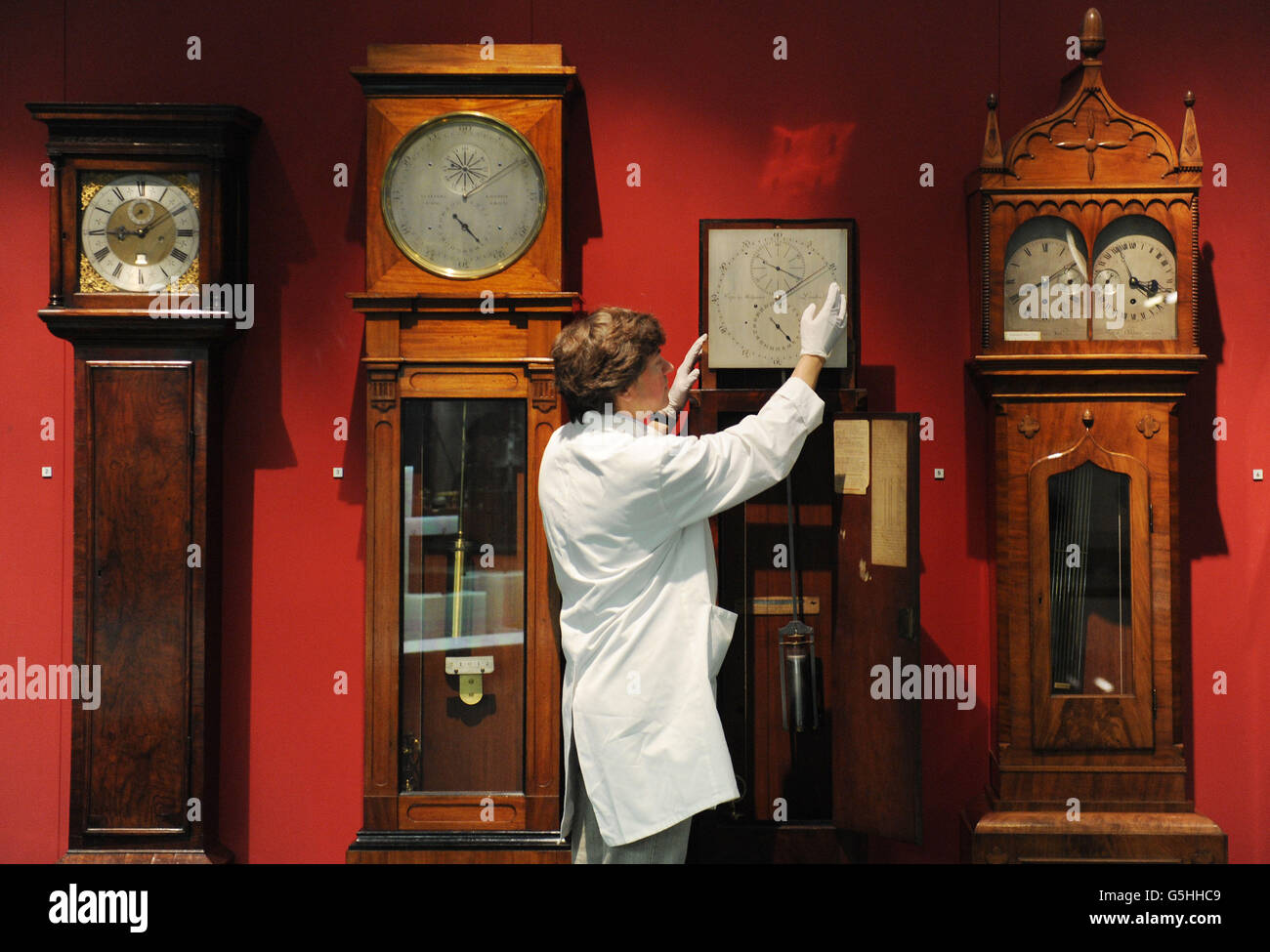 Richard Horton, conservatore presso il Museo della Scienza di Londra, torna  indietro uno dei 500 orologi e orologi pronti per l'adattamento di questo  fine settimana al tempo di Greenwich che segna la
