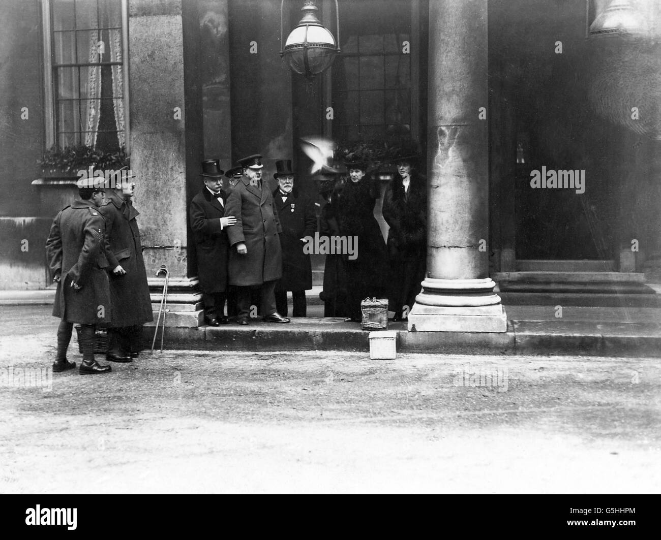 La regina Alexandra rilascia un piccione, che volerà a Trafalgar Square con applicazioni di bond da guerra. Foto Stock
